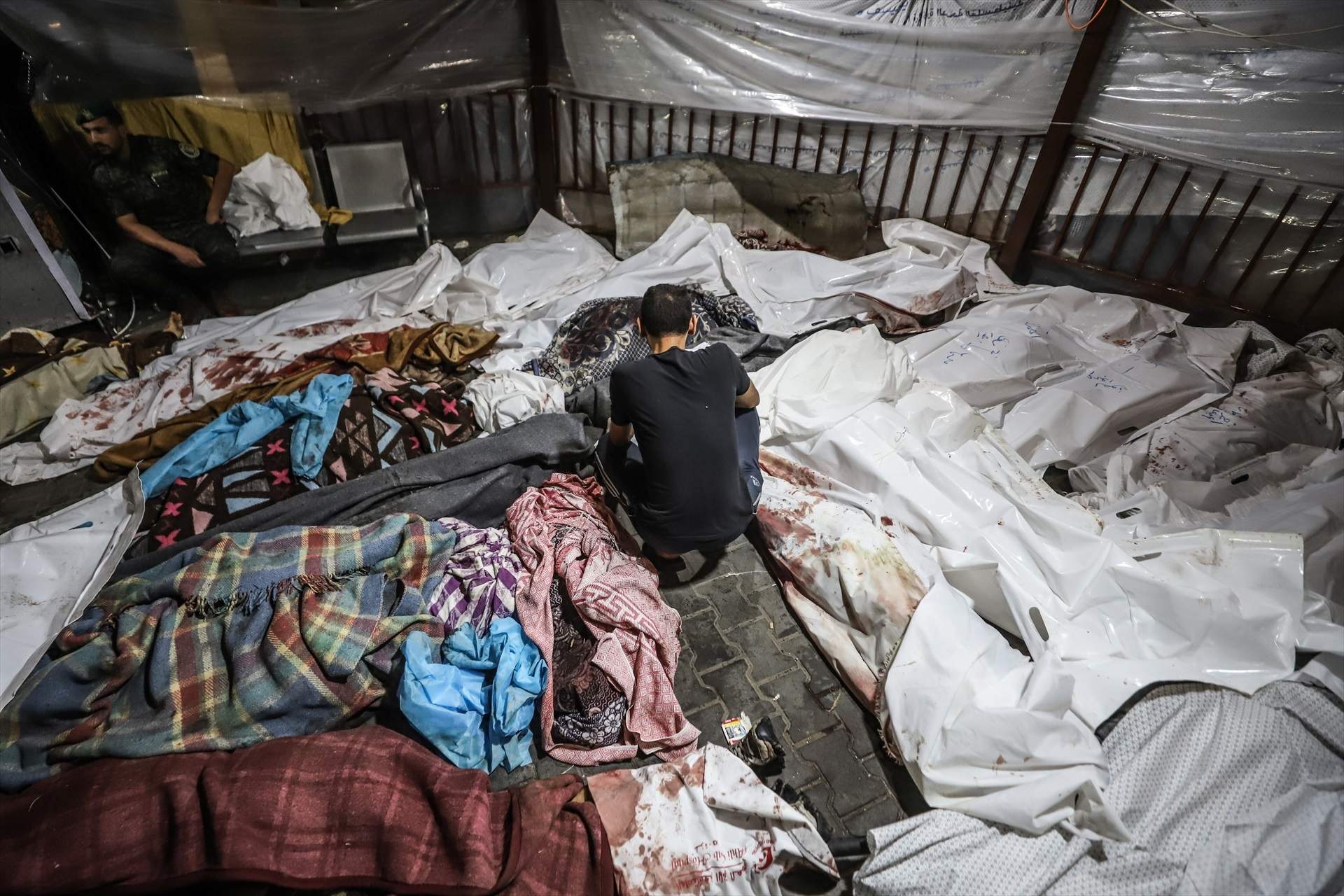 Troben 80 cadàvers més en tres foses comunes a l'hospital Shifa de Gaza