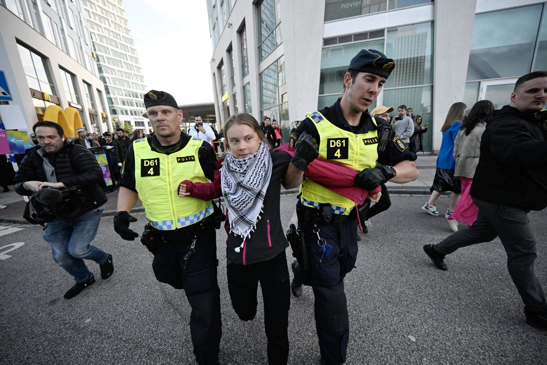 Greta Thunberg y otros manifestantes pro palestinos detenidos a las puertas del Malmö Arena