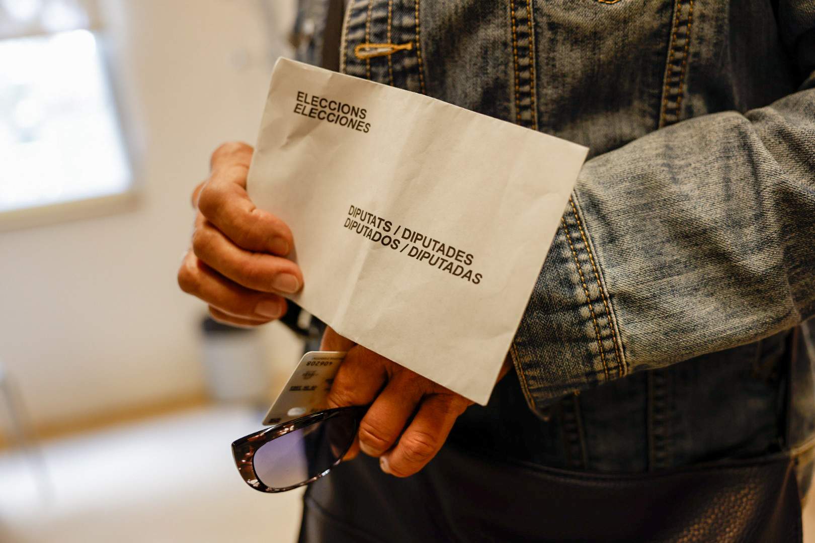 Un sobre con premio: eso es lo que introdujo una mujer en la urna del 12-M