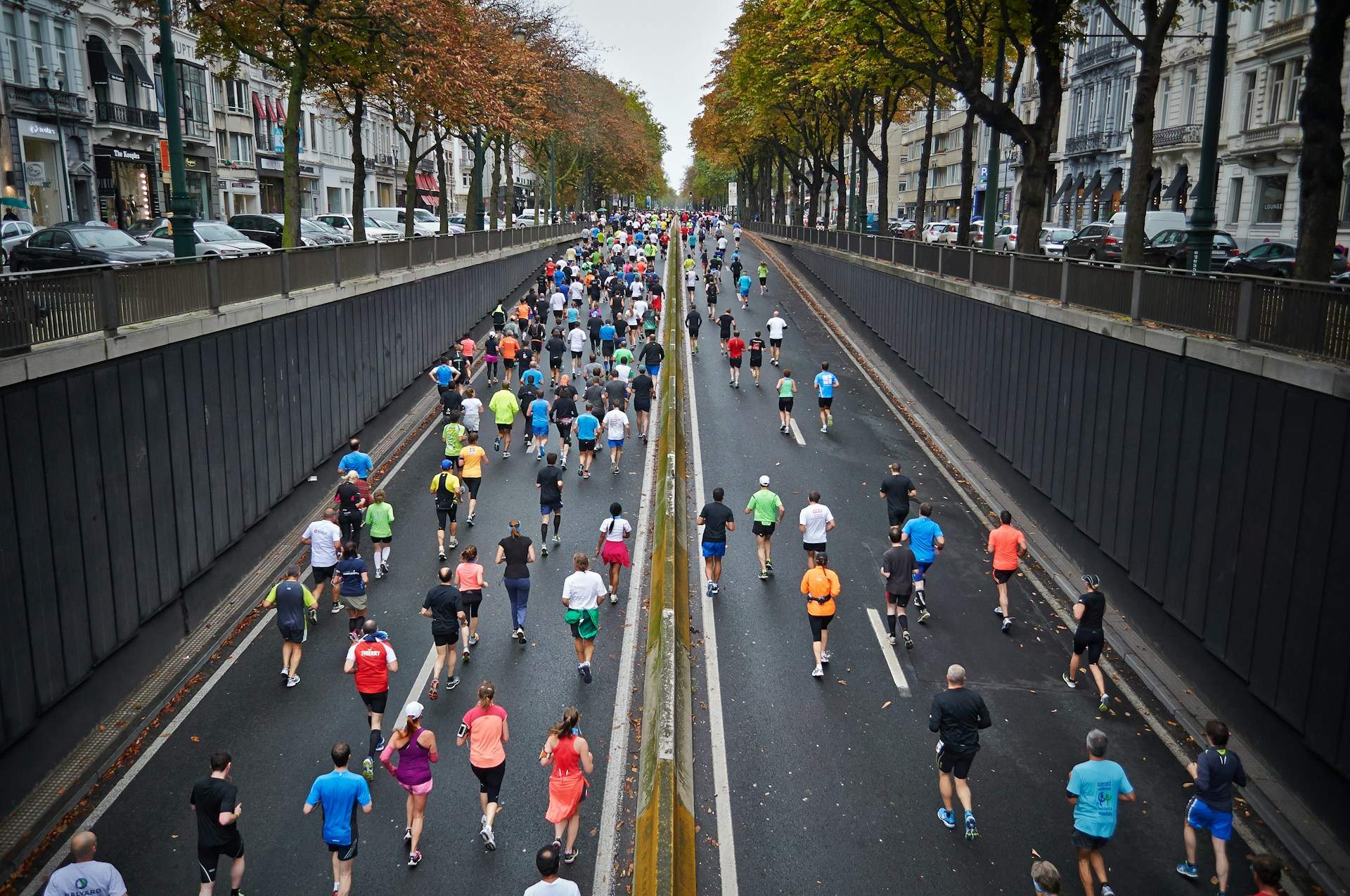 Per què correm més durant les carreres?
