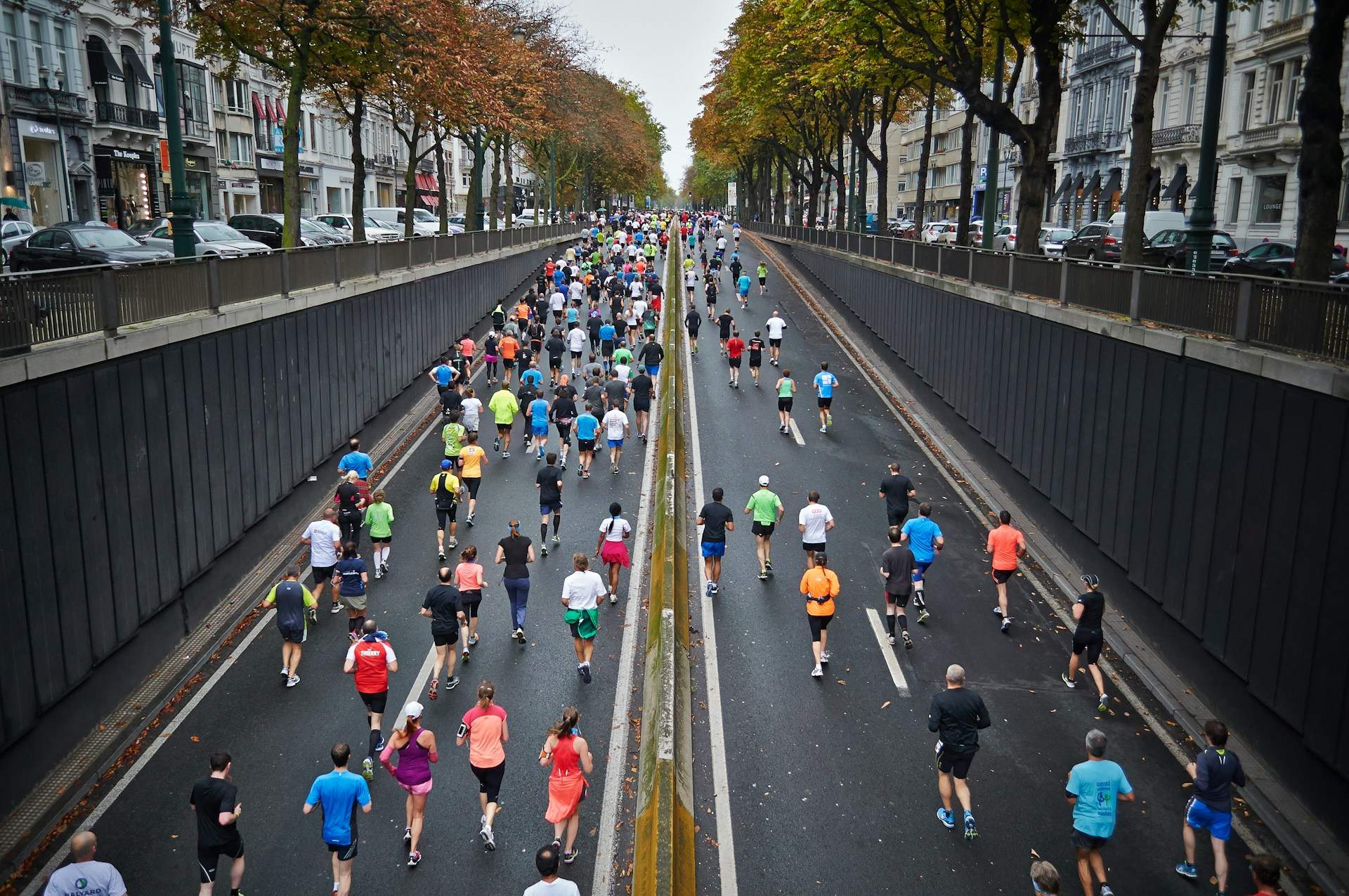 ¿Por qué corremos más durante las carreras?