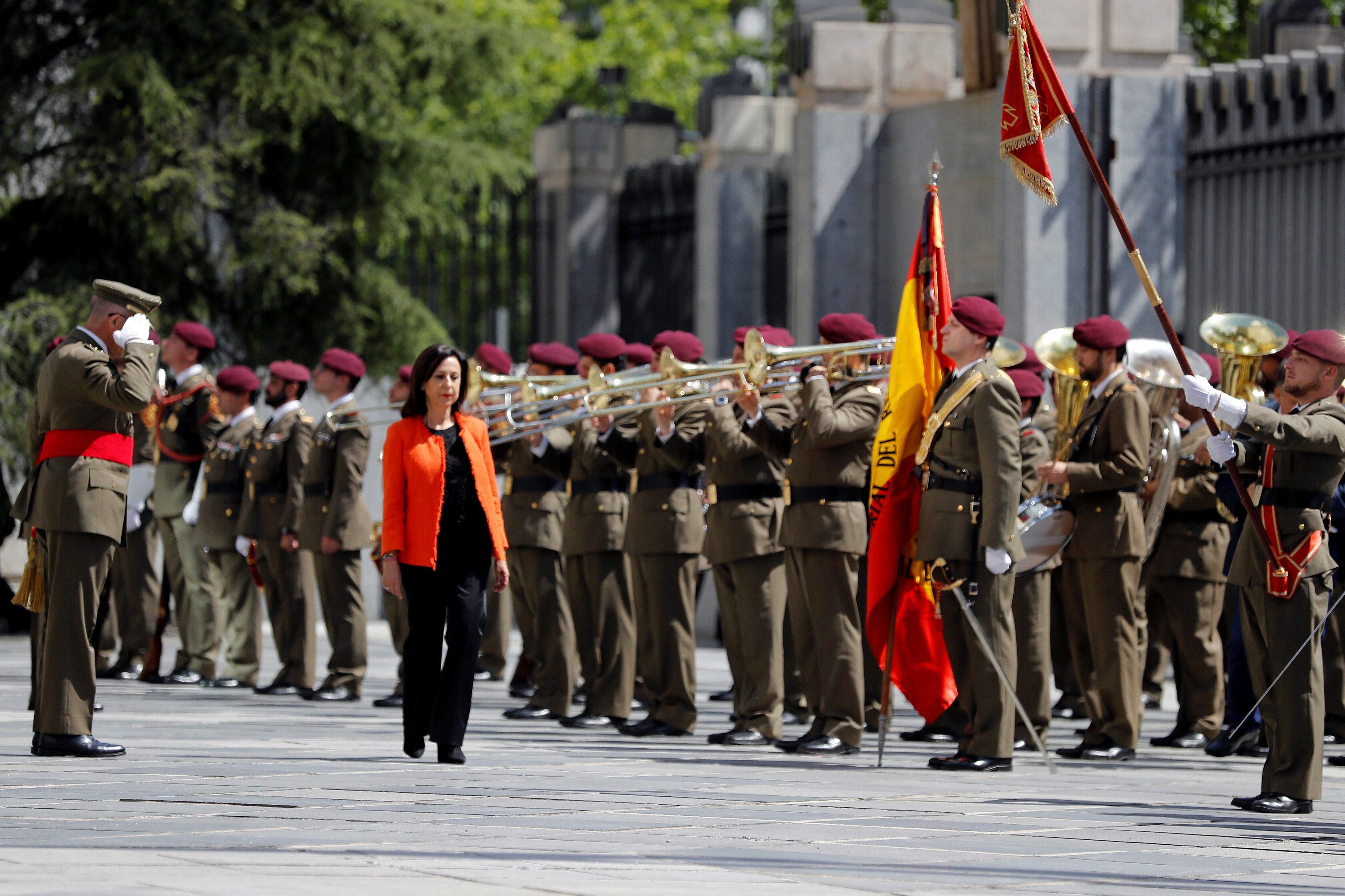 Robles justifica els militars al Saló de l’Ensenyament dient que "Catalunya és Espanya"