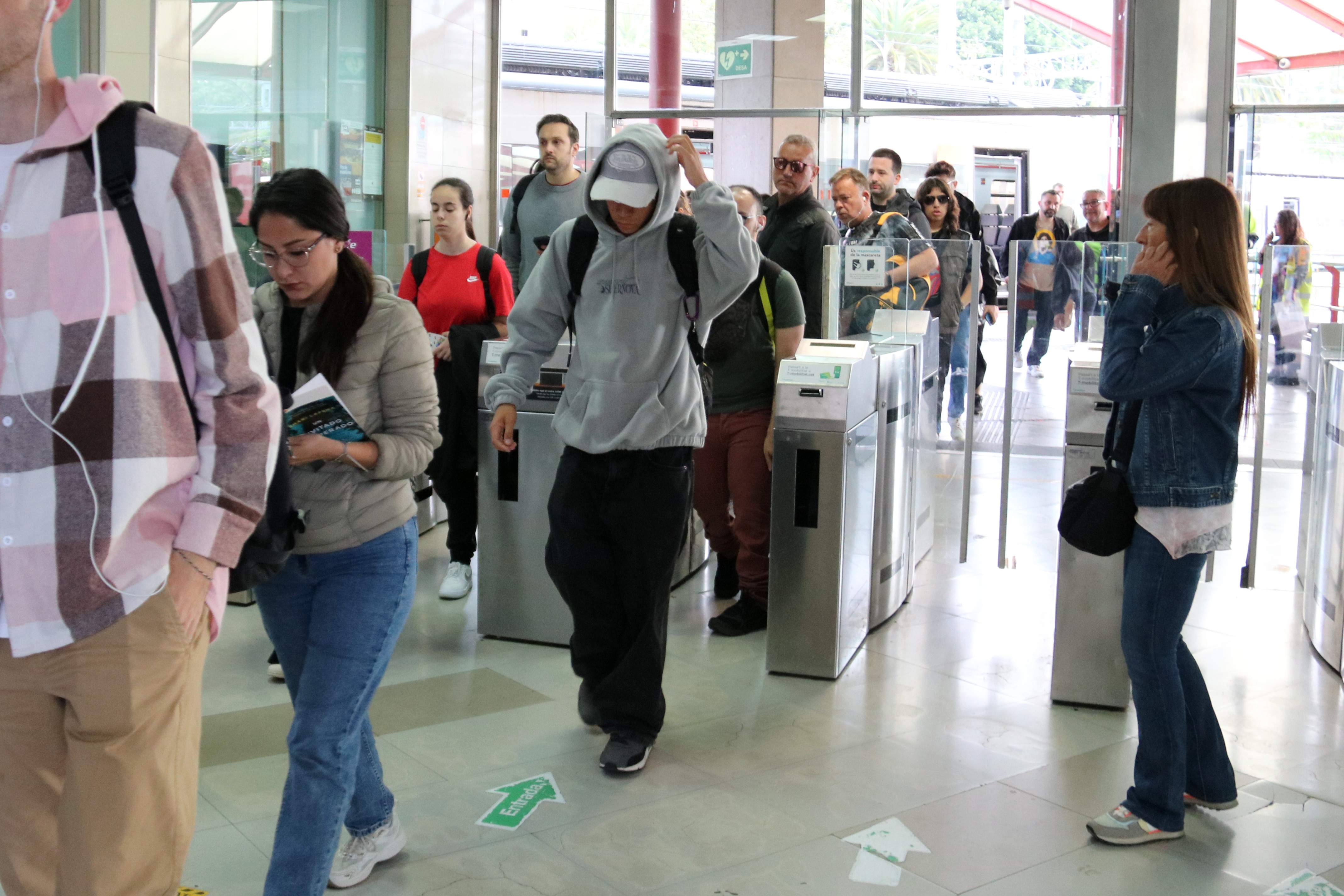 Aglomeracions al metro i els trens per l'avaria generalitzada de Rodalies