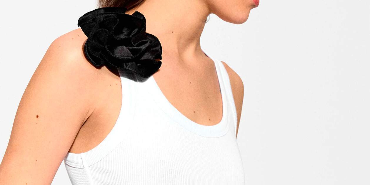 Aquesta samarreta blanca de tirants amb una flor gegant de color negre és la nova meravella a Parfois