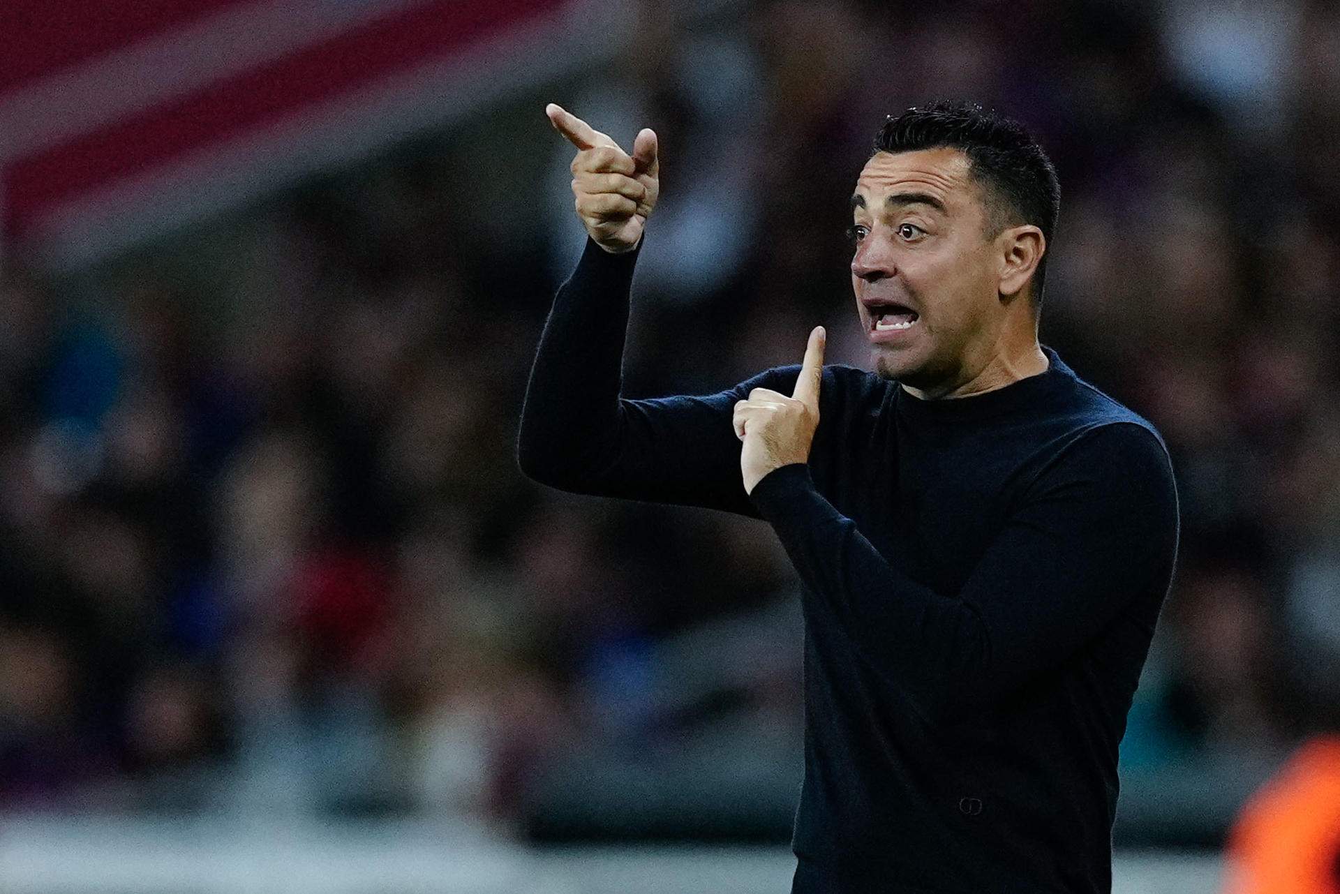 Xavi Hernández dando órdenes durante un partido del Barça / Foto: EFE