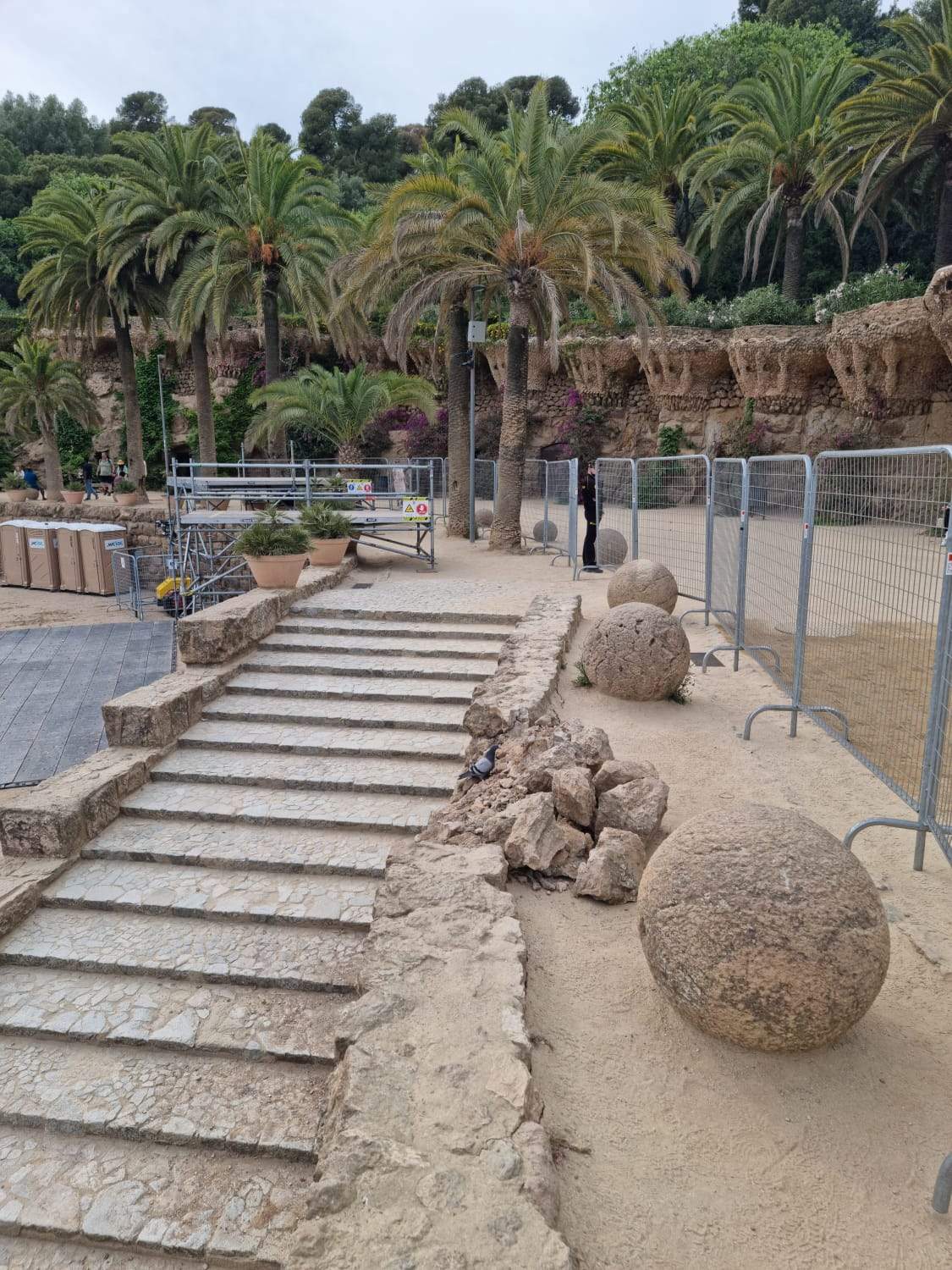 Denuncien desperfectes patrimonials al Park Güell per la desfilada de Louis Vuitton