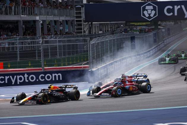 Checo Pérez pasada de frenazo Carlos Sainz levanta Miami / Foto: Europa Press Checo Pérez pasada de frenazo Carlos Sainz levanta Miami / Foto: Europa Press