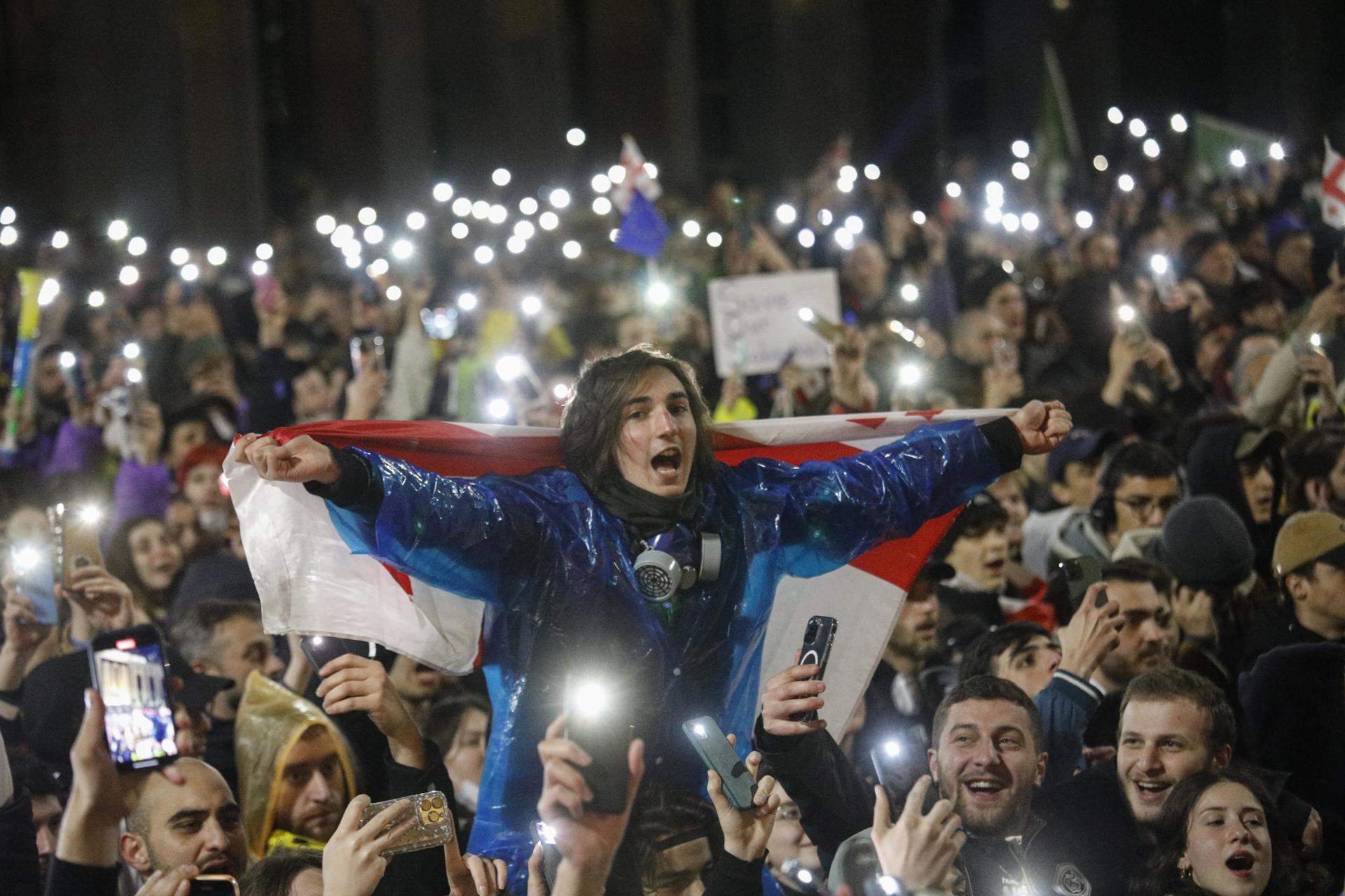 Geòrgia aprova la temuda 'llei russa': milers de manifestants en contra