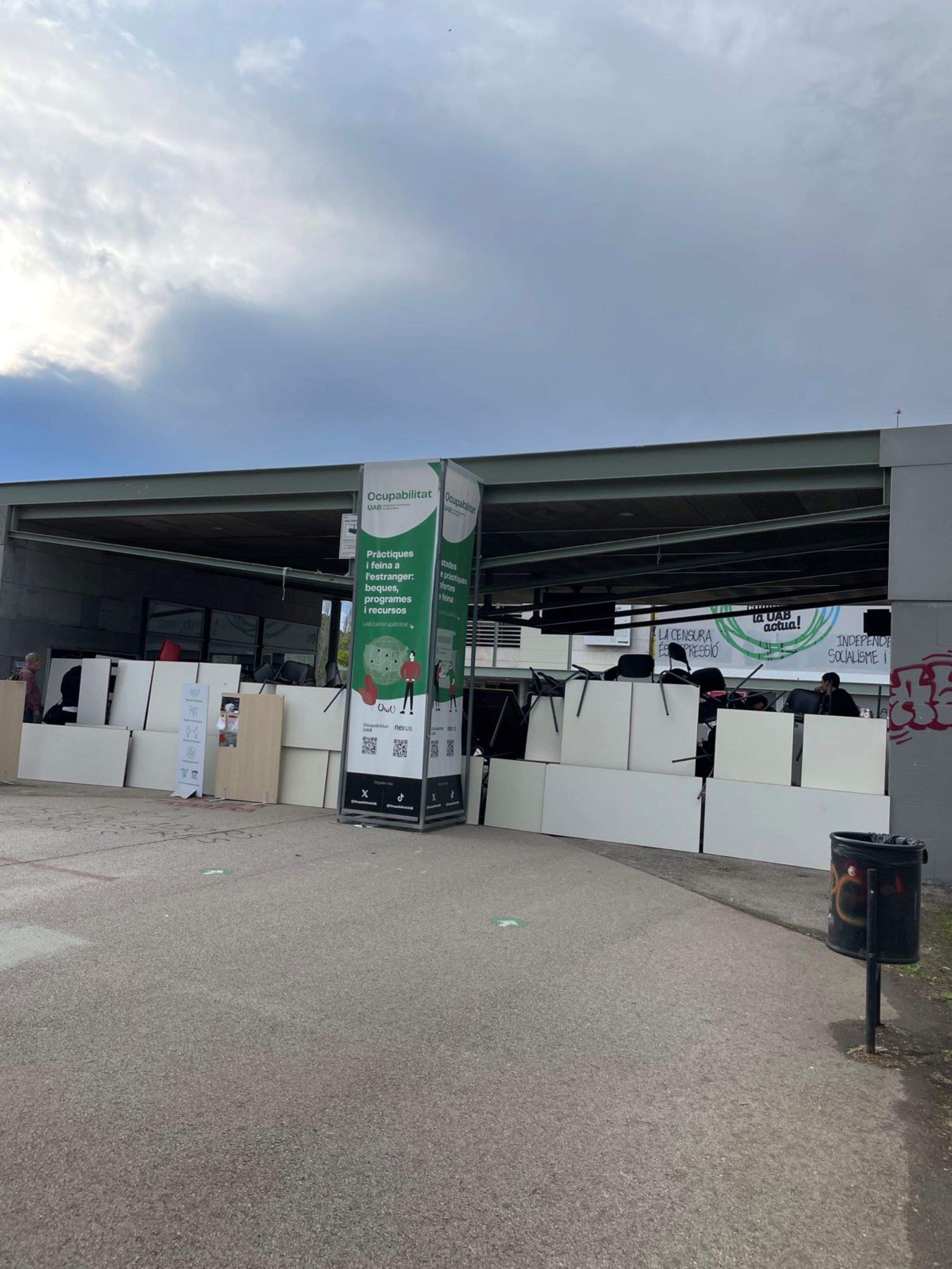 Estudiantes de la UAB y la UB bloquean accesos a los centros durante la huelga en apoyo a Palestina
