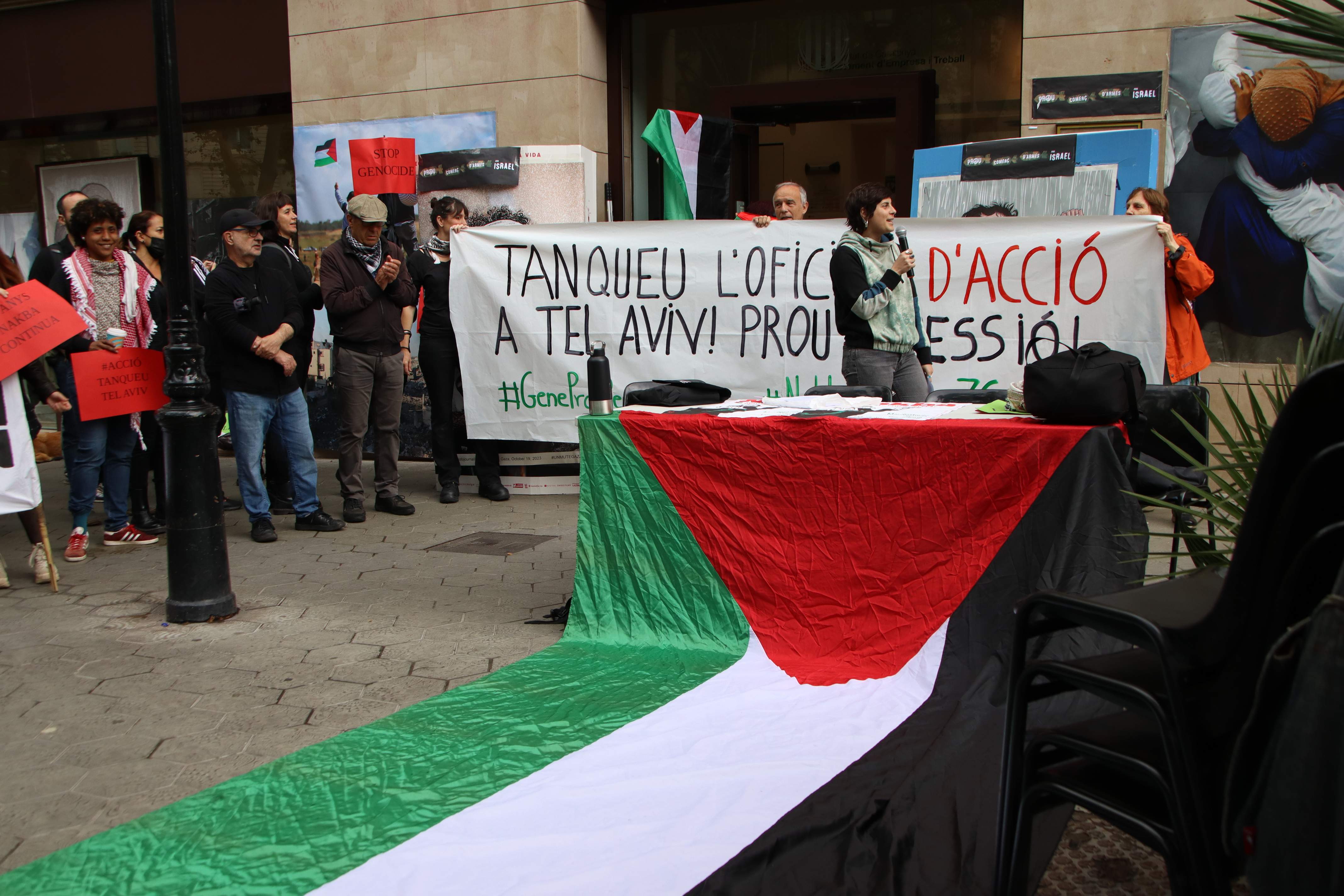 Activistes ocupen la seu d’ACCIÓ per exigir el trencament de relacions amb Israel