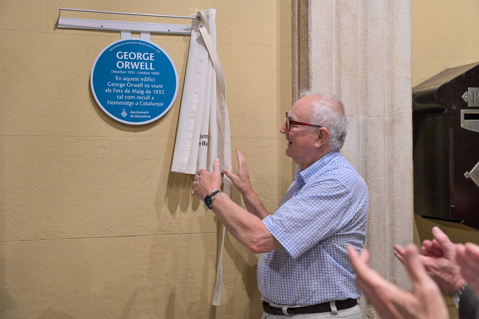 Homage to George Orwell: a plaque recalls where the writer witnessed the 'Fets de Maig' in Barcelona