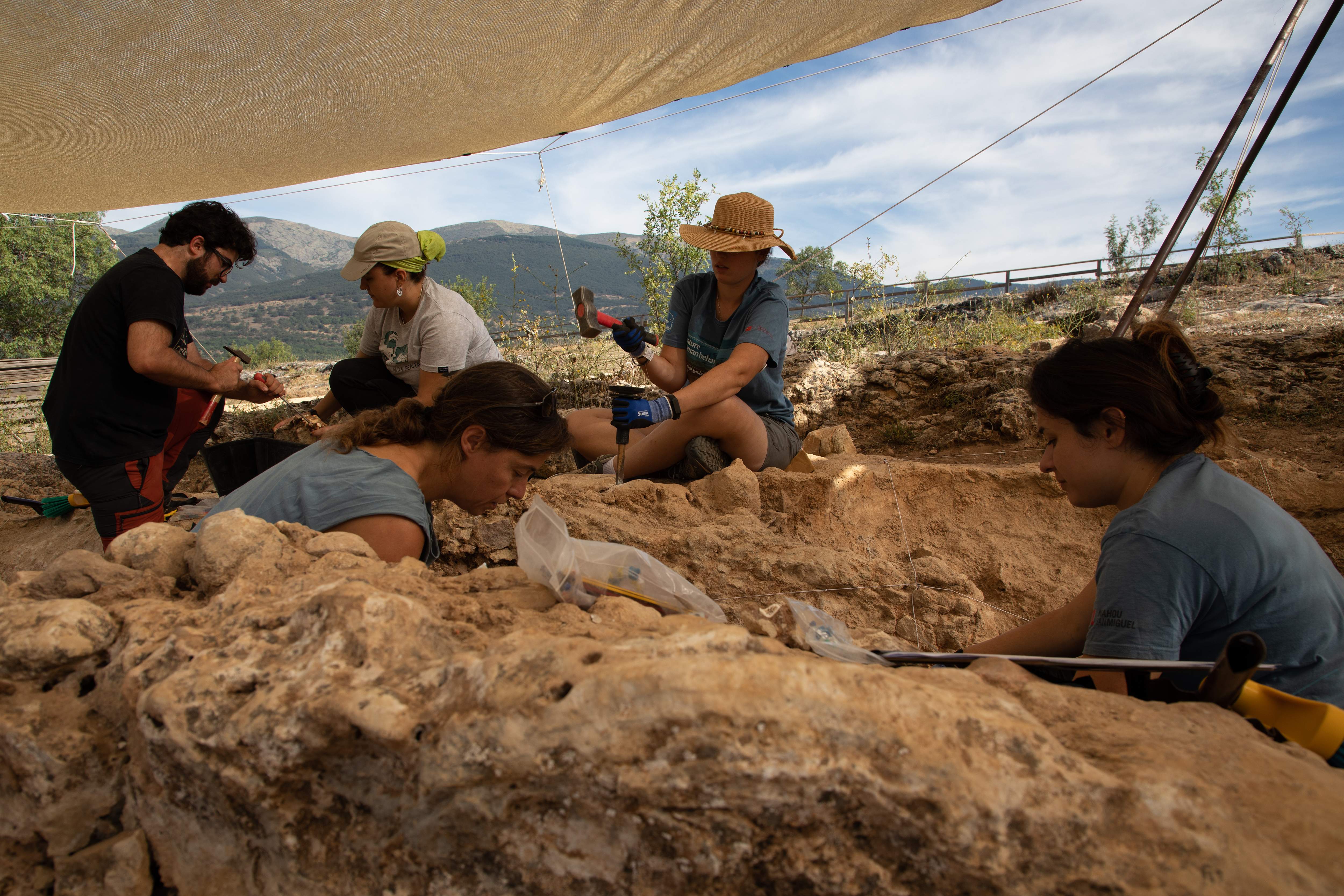 EuropaPress 5385409 varias personas trabajan excavacion valle neandertales 18 agosto 2023 (1)