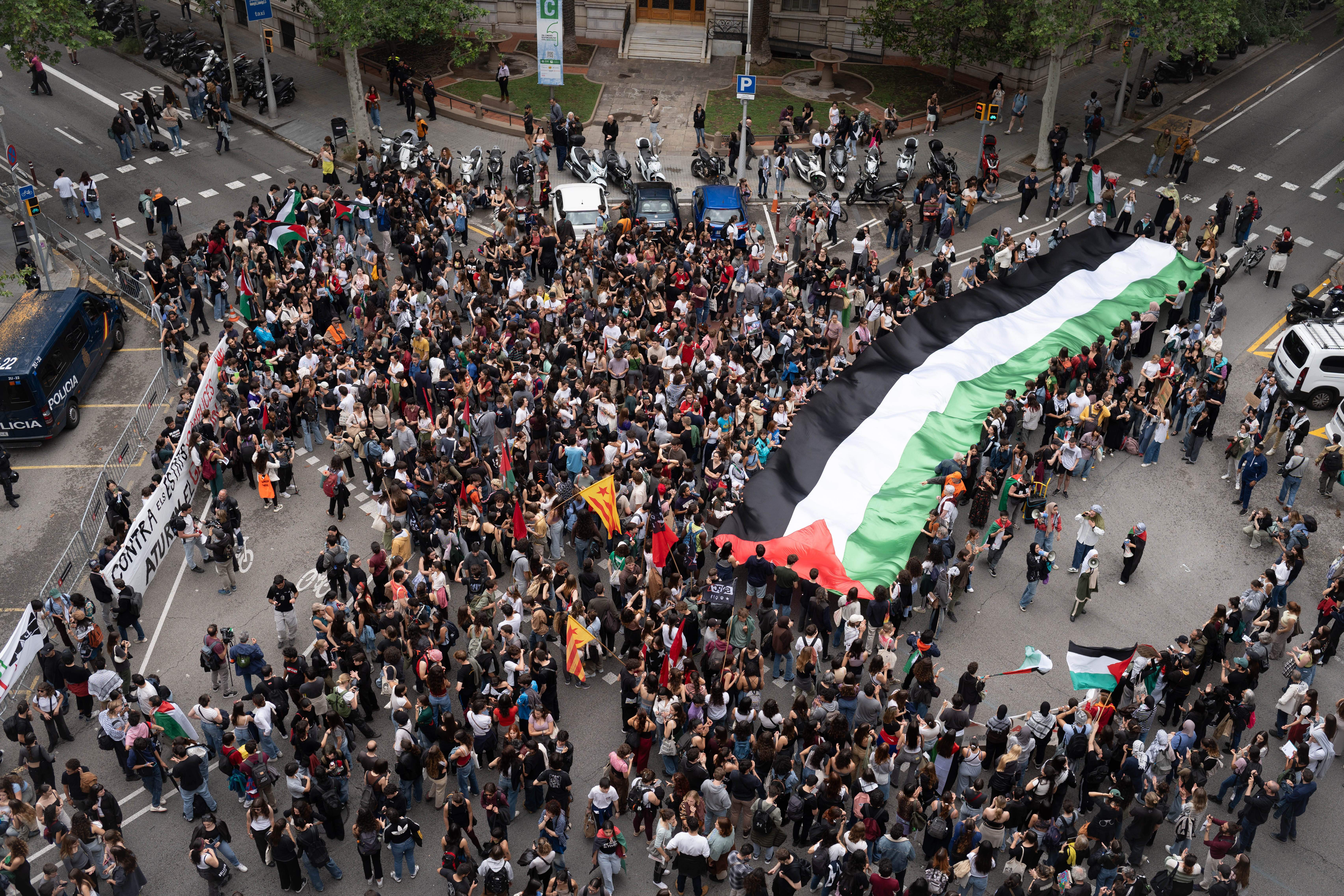 Un miler d'estudiants tallen la Gran Via de Barcelona en la vaga contra el "genocidi" a Palestina