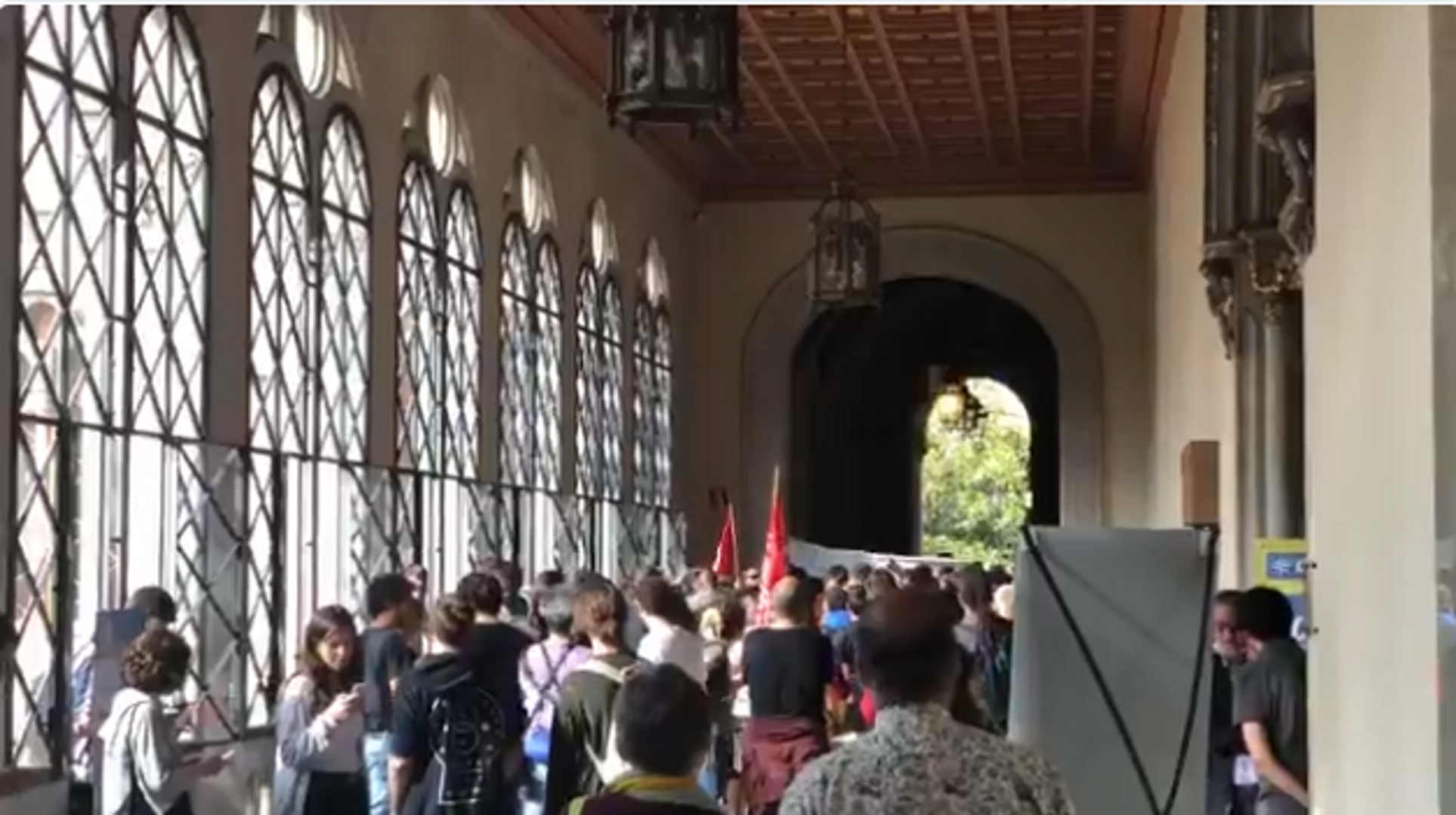 Un centenar de jóvenes antifascistas irrumpen en la UB contra un acto de Sociedad Civil