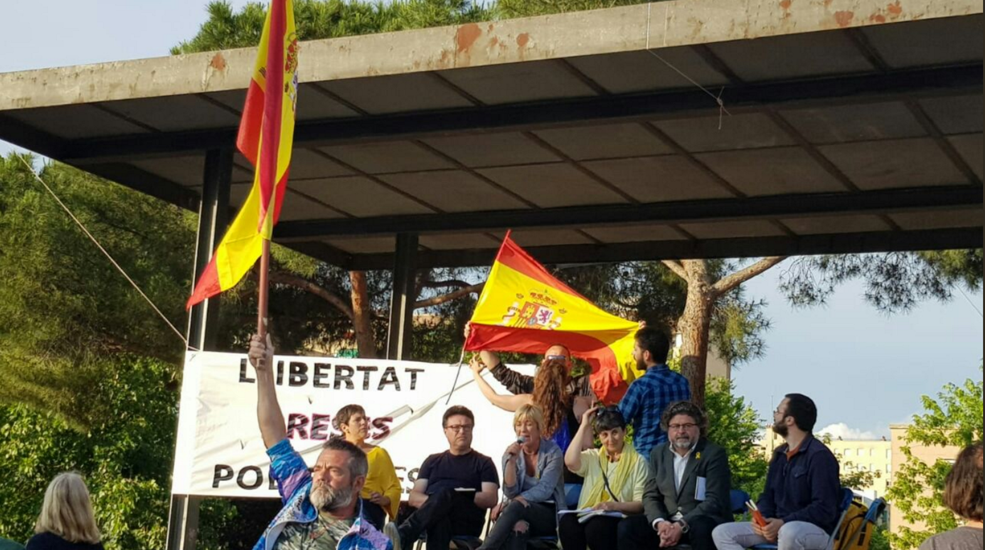 Dos ultras interrumpen un acto por los presos políticos en Sabadell