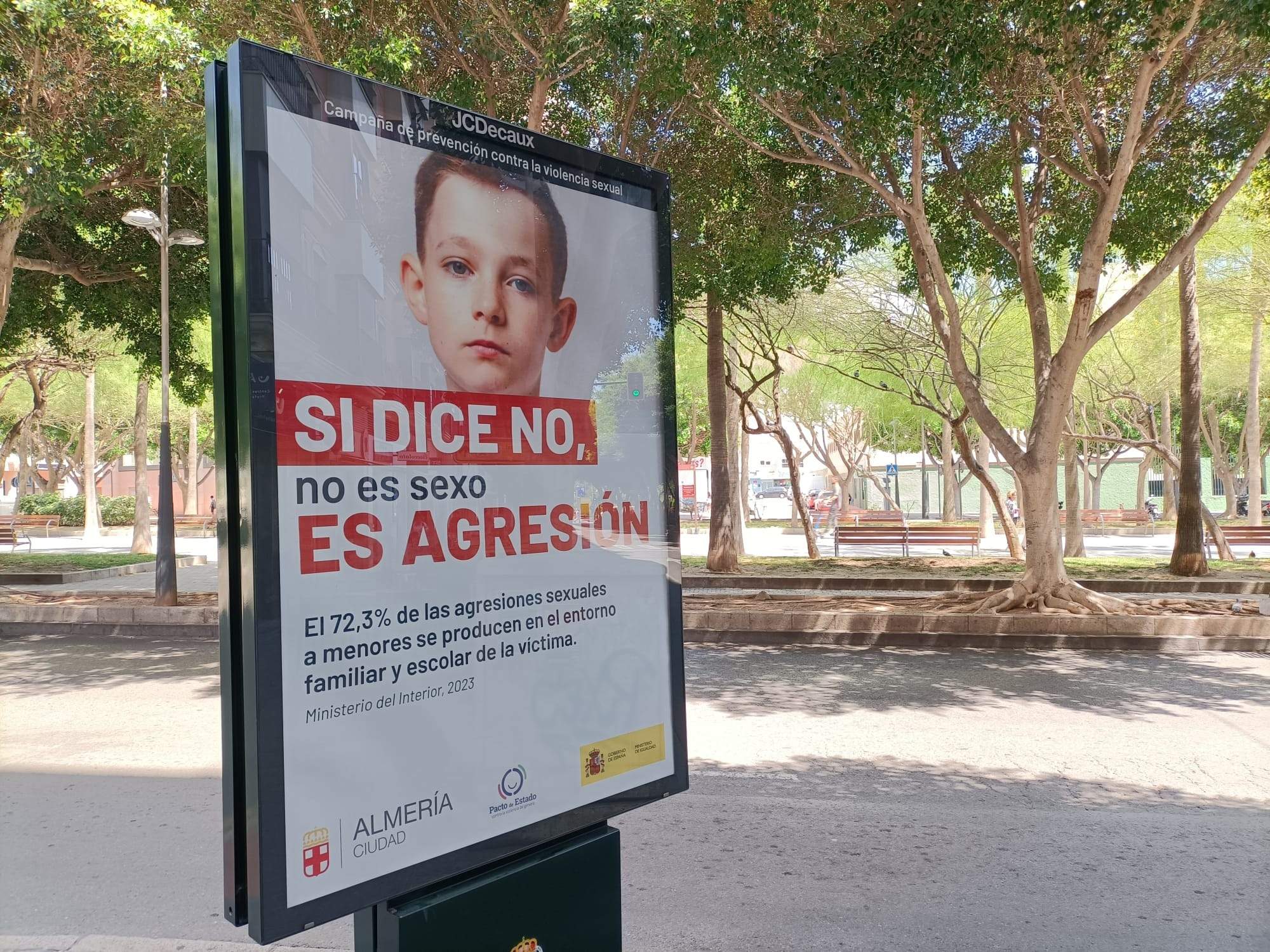Polèmica a Almeria: l'ajuntament retira una campanya molt criticada contra les agressions sexuals a menors