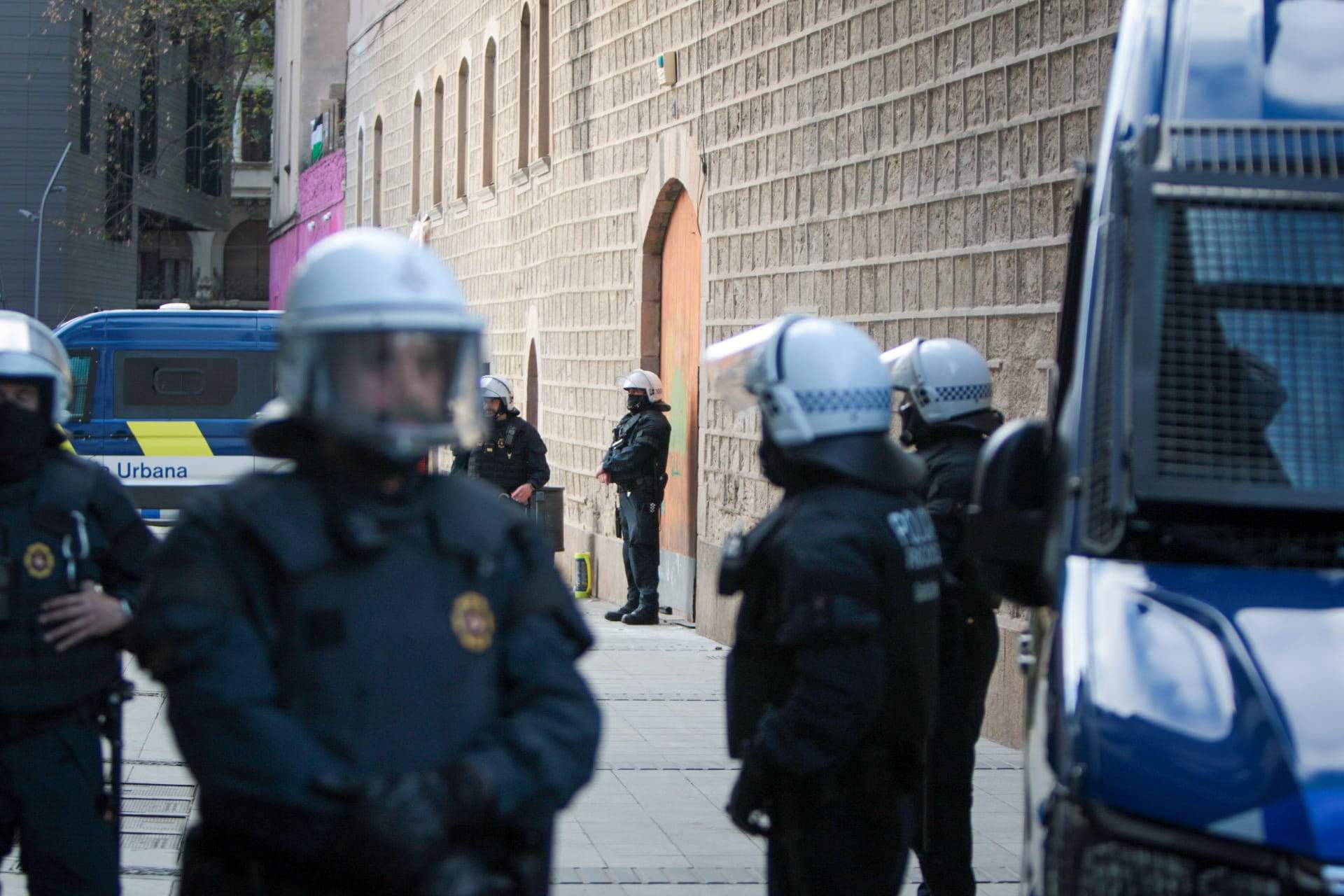 La Guàrdia Urbana de Barcelona desallotja La Tancada, un edifici municipal cau de problemes al cor del Raval