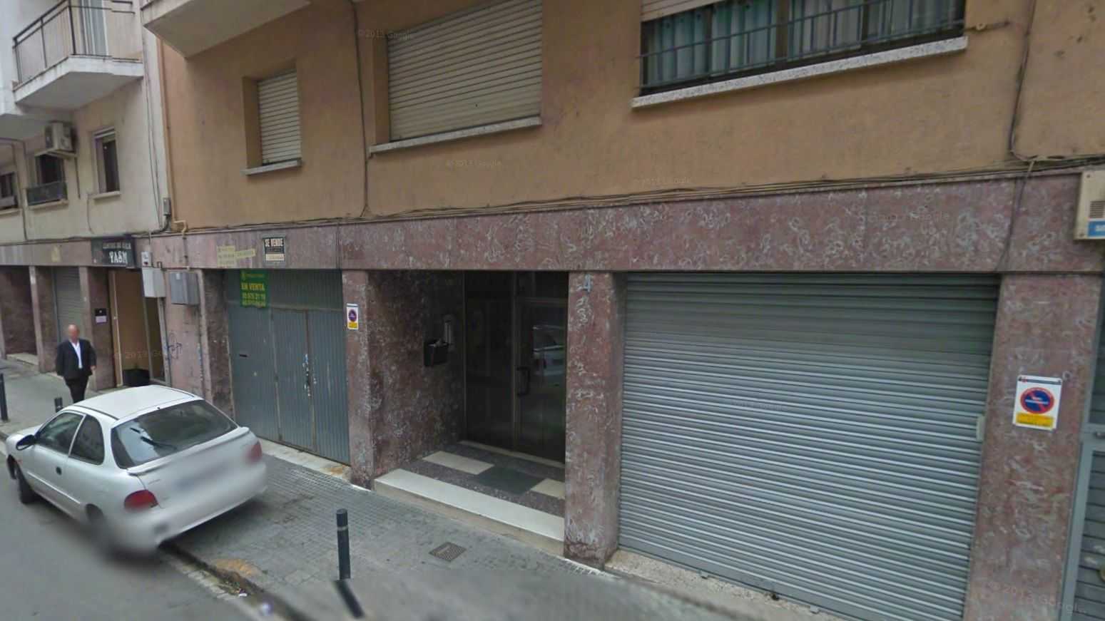 Un incendi calcina un pis a Montcada i Reixac