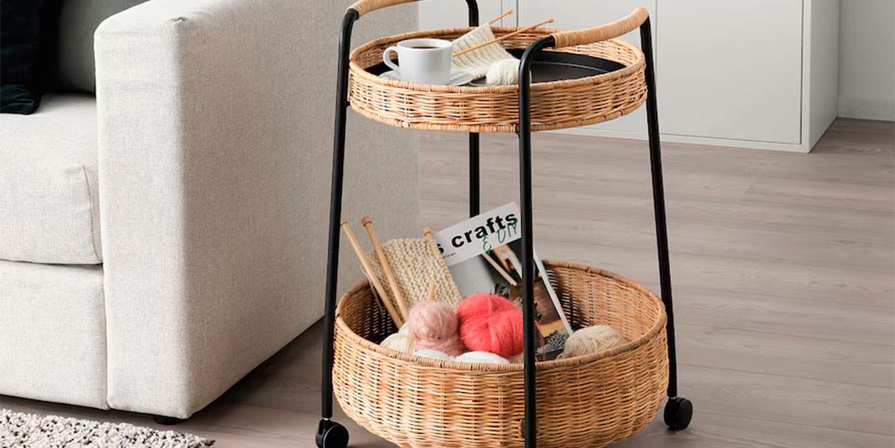 Nos hemos enamorado de la mesa con ruedas de ratán de Ikea perfecta para pisos sin espacio