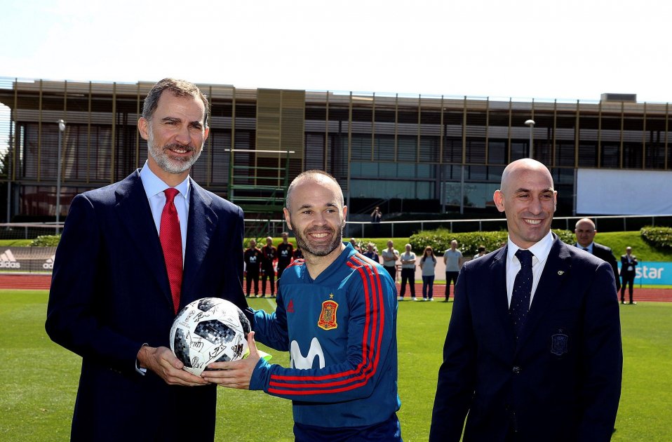 rey felip y andrés iniesta EFE