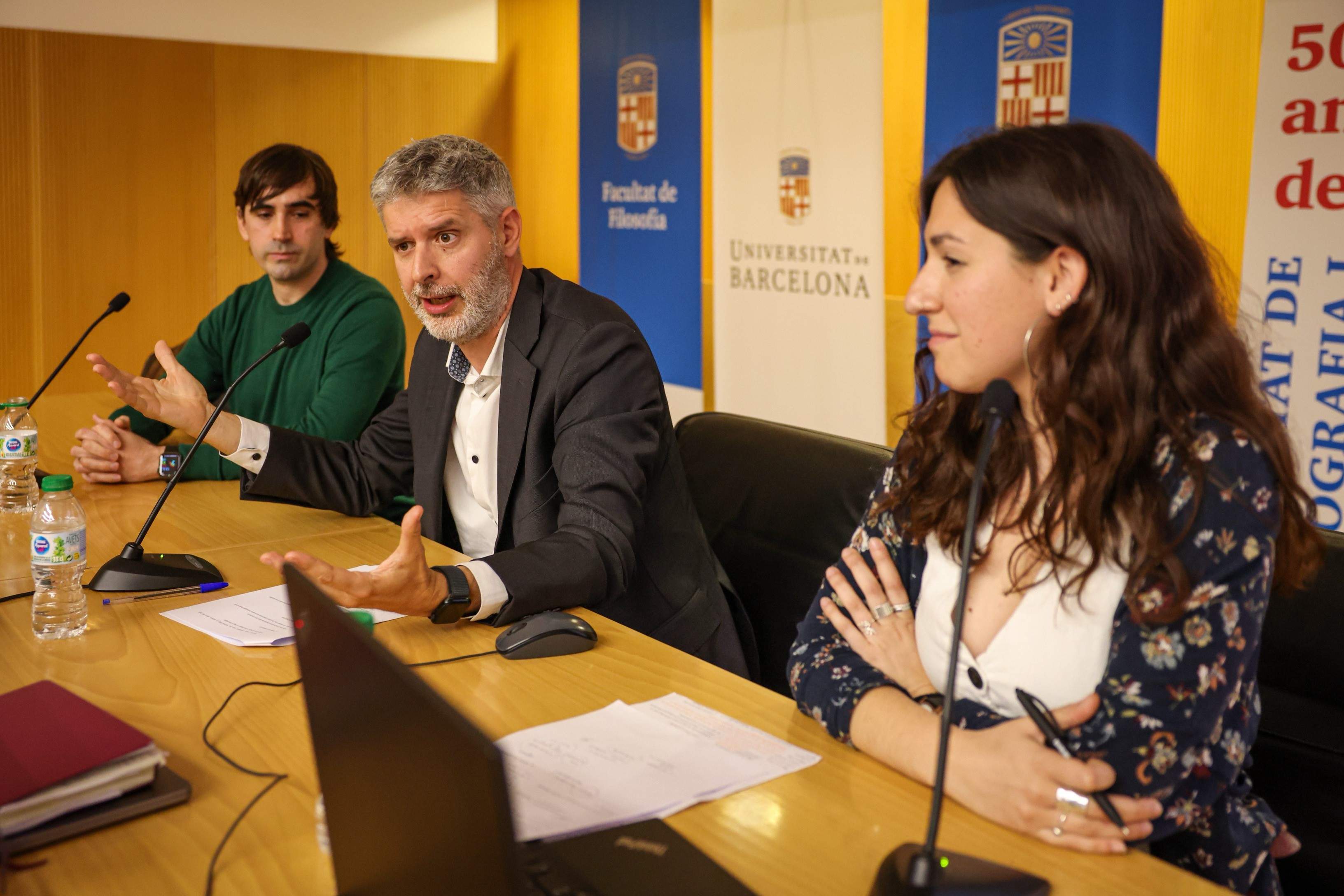 Universitat de Barcelona. Seminari Al-Himaya contra la repressió estructural. Debat sobre Pegasus. Elies Campo, de Citizen Lab; Andreu Van den Eynde, advocat, i Cèlia Carbonell d'Irídia. Foto: Montse Giralt