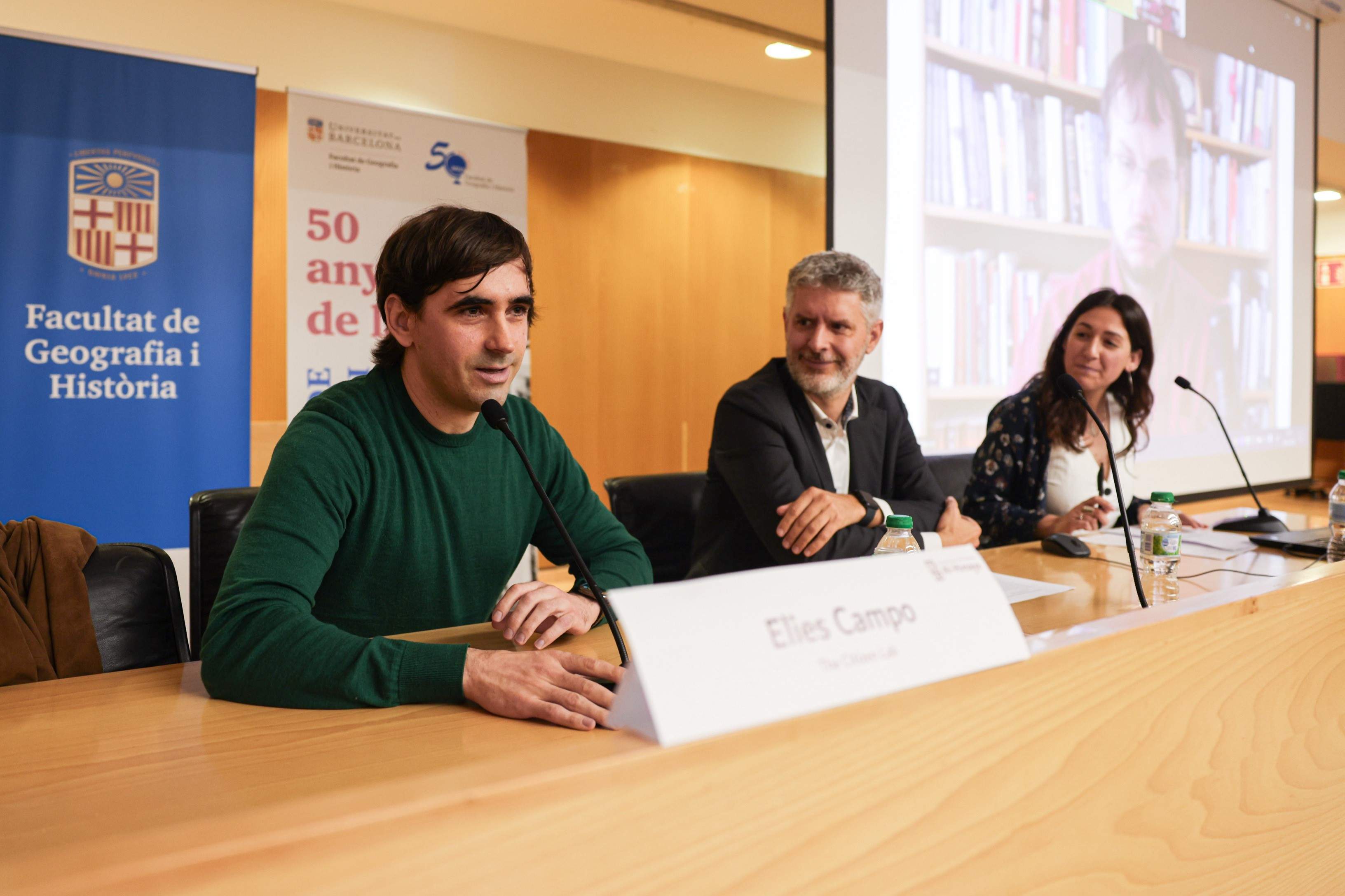Universidad de Barcelona. Seminari Al-Himaya contra la represión estructural. Debate sobre Pegasus. Elies Campo, de Citizen Lab; Andreu Van den Eynde, abogado, y Cèlia Carbonell d'Irídia, y en la pantalla el investigador Shir Hever. Foto: Montse GiraltFOTO5 Universidad de Barcelona. Seminari Al-Himaya contra la represión estructural. Debate sobre Pegasus. Elies Campo, de Citizen Lab; Andreu Van den Eynde, abogado, y Cèlia Carbonell d'Irídia, y en la pantalla el investigador Shir Hever. Foto: Montse GiraltFOTO5