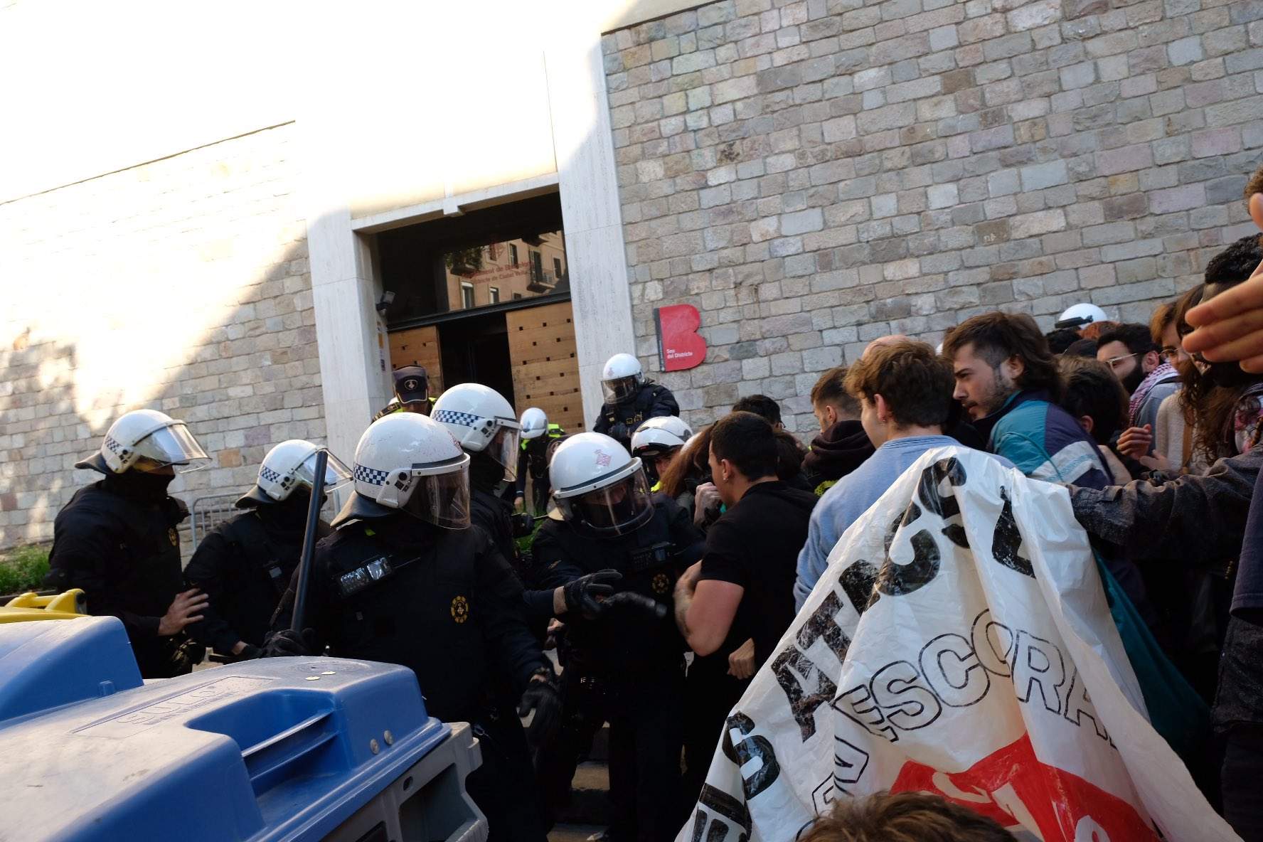 Tensió i càrregues policials en la concentració contra el desallotjament de l'antiga escola Massana