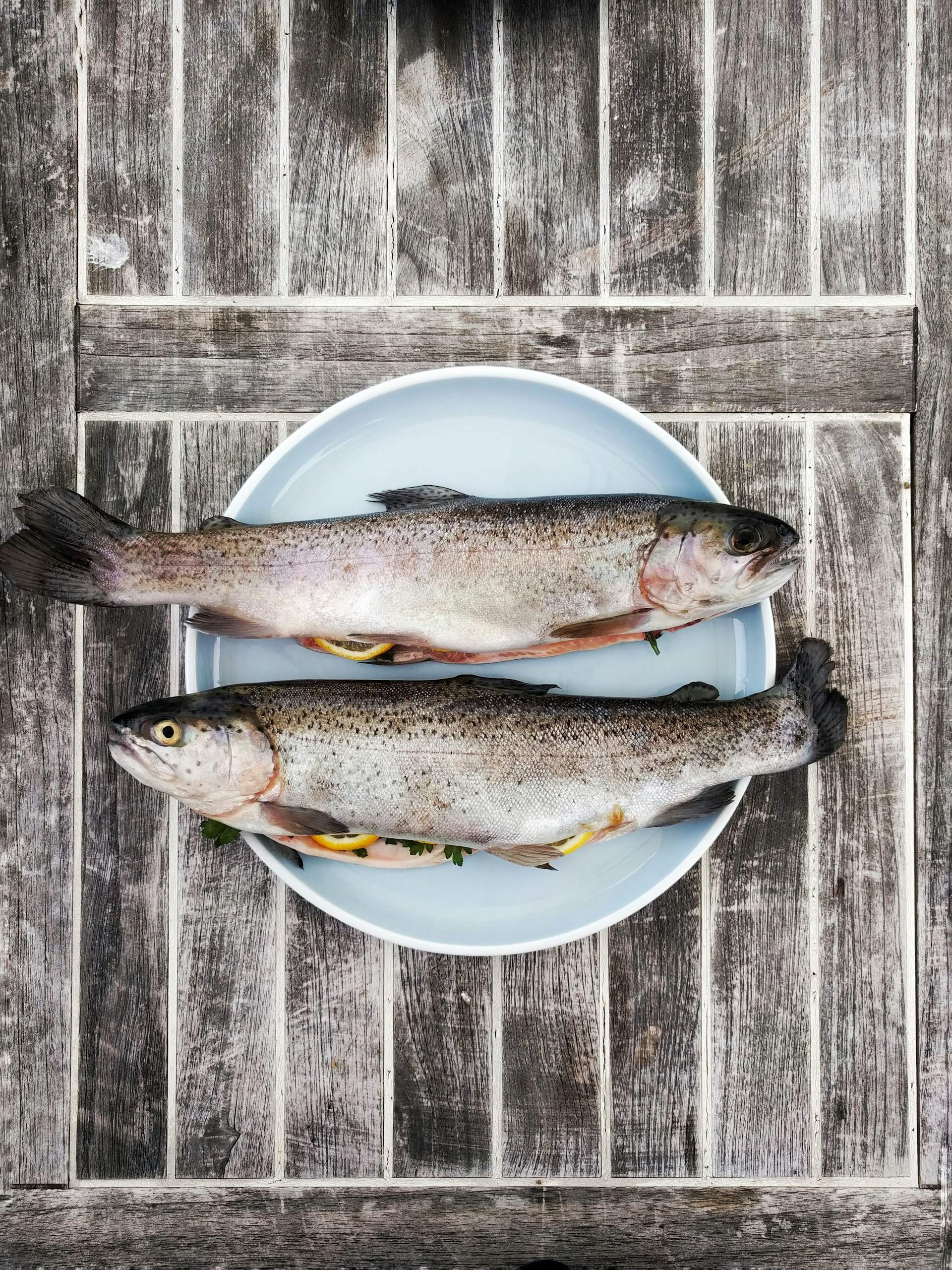 Com treure les escates del peix sense deixar la cuina feta un nyap