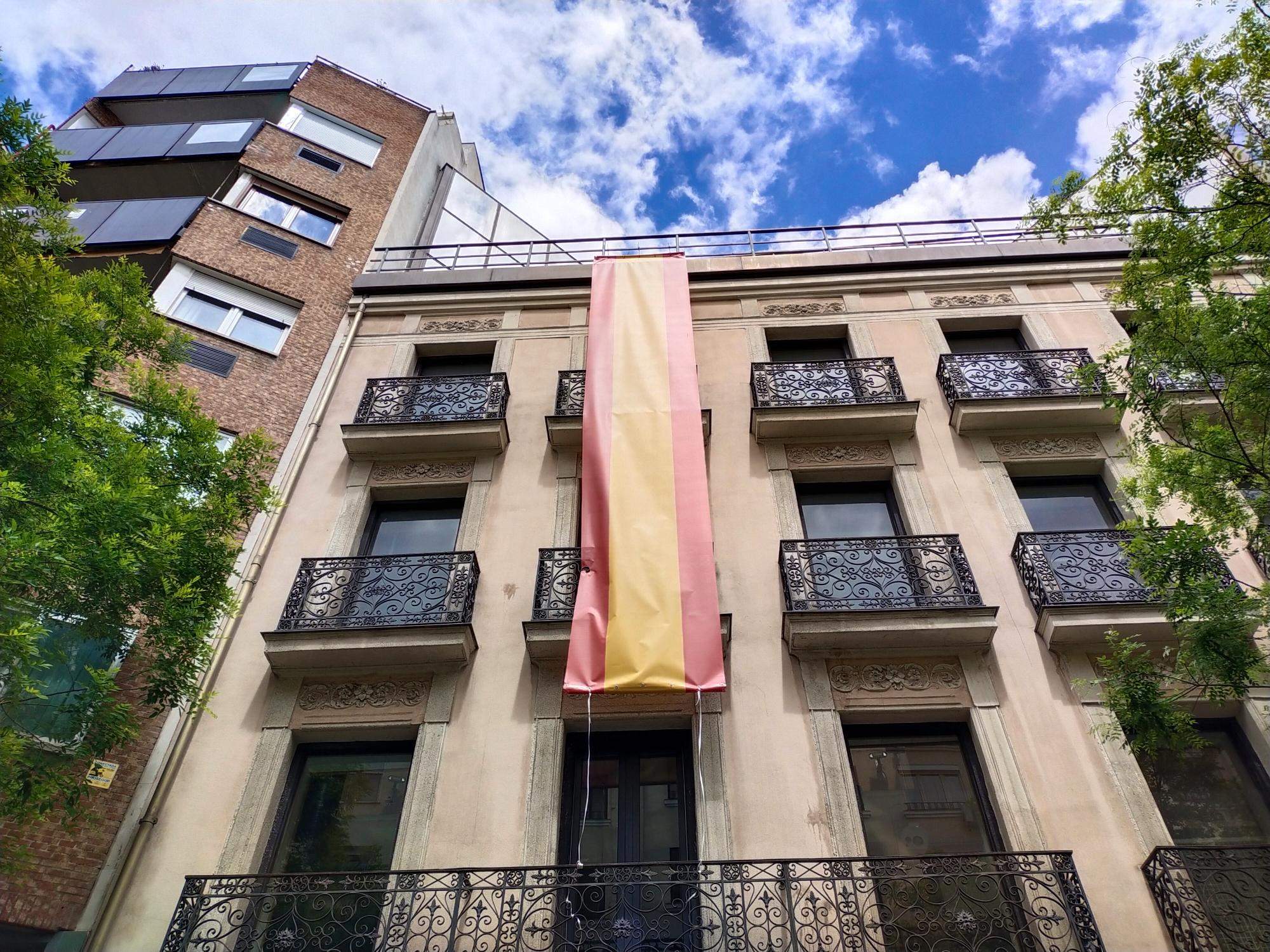 Una gran bandera espanyola vesteix la seu del PSOE a Madrid