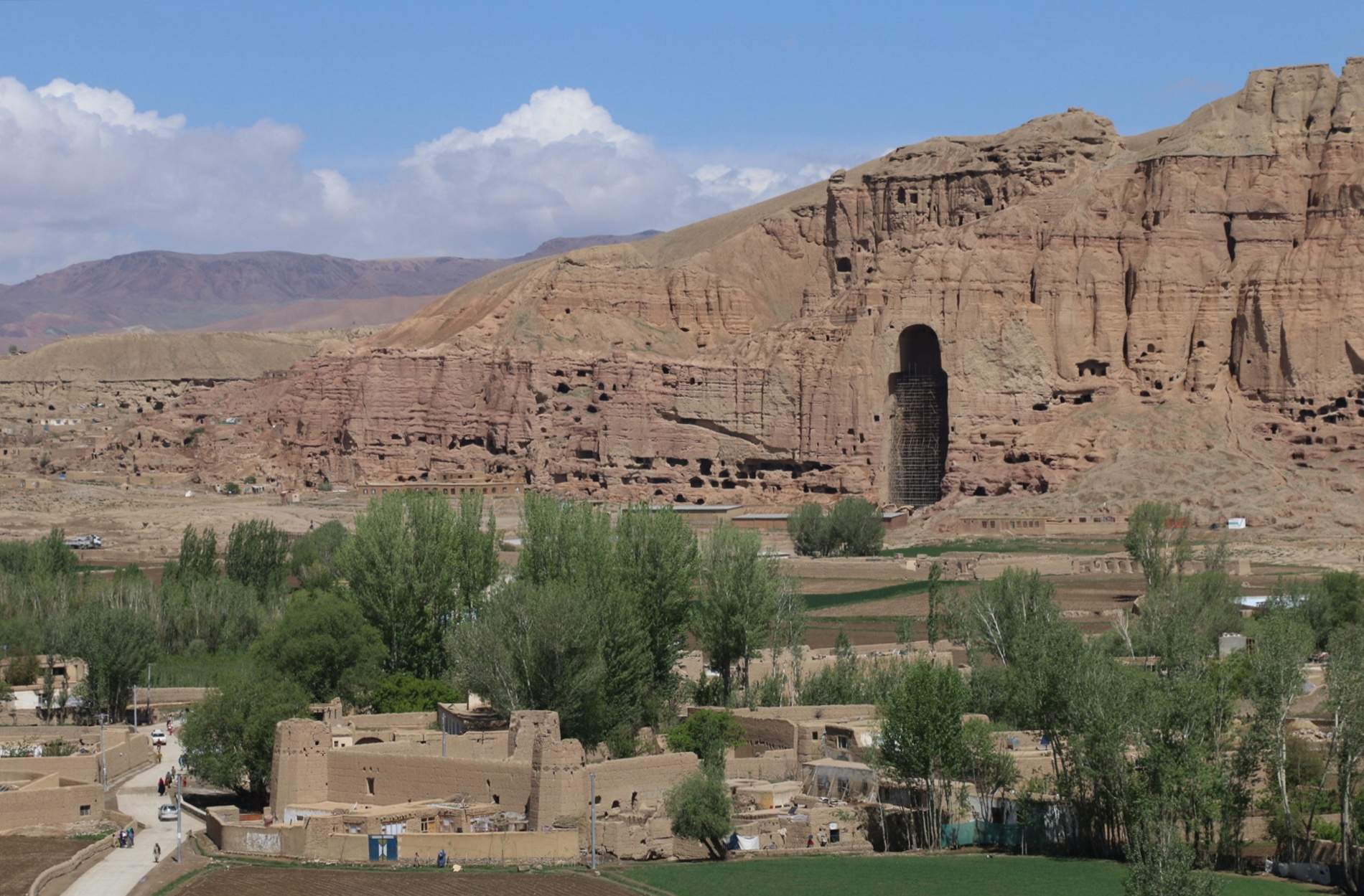 Las ruinas de una estatua de Buda de 1.500 años de antigüedad en Bamiyán, Afganistán, (EFE)