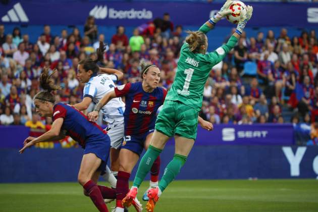 Sandra Paños bloquea uno centro lateral durante la final Copa de la Reina / Foto: EFE Sandra Paños bloquea uno centro lateral durante la final Copa de la Reina / Foto: EFE
