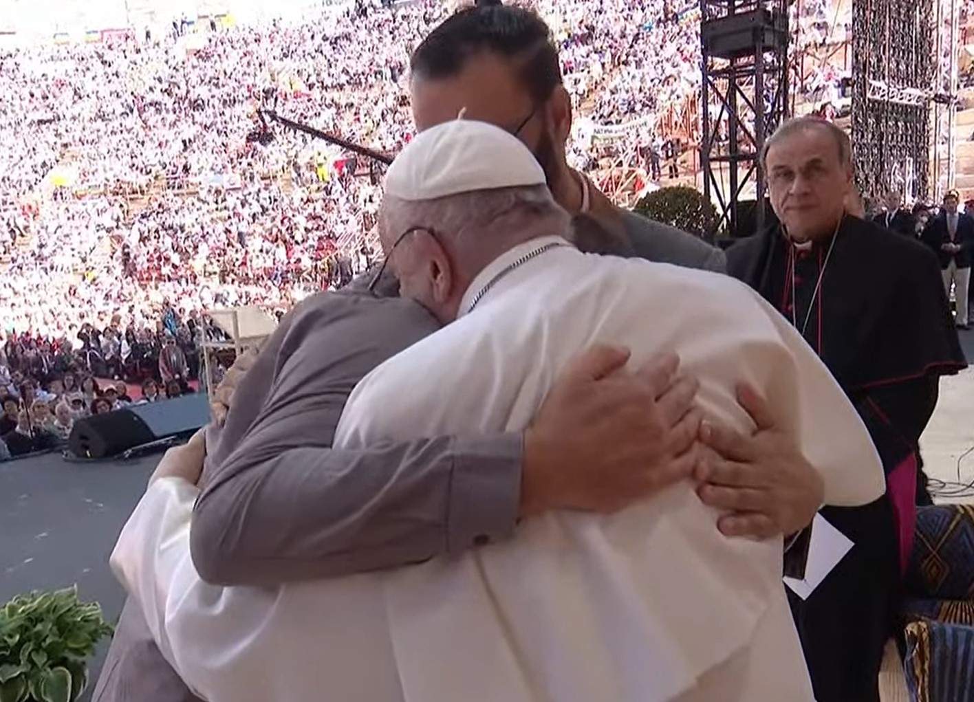 El Papa abraça un israelià i un palestí víctimes de la guerra per demanar la pau a Gaza