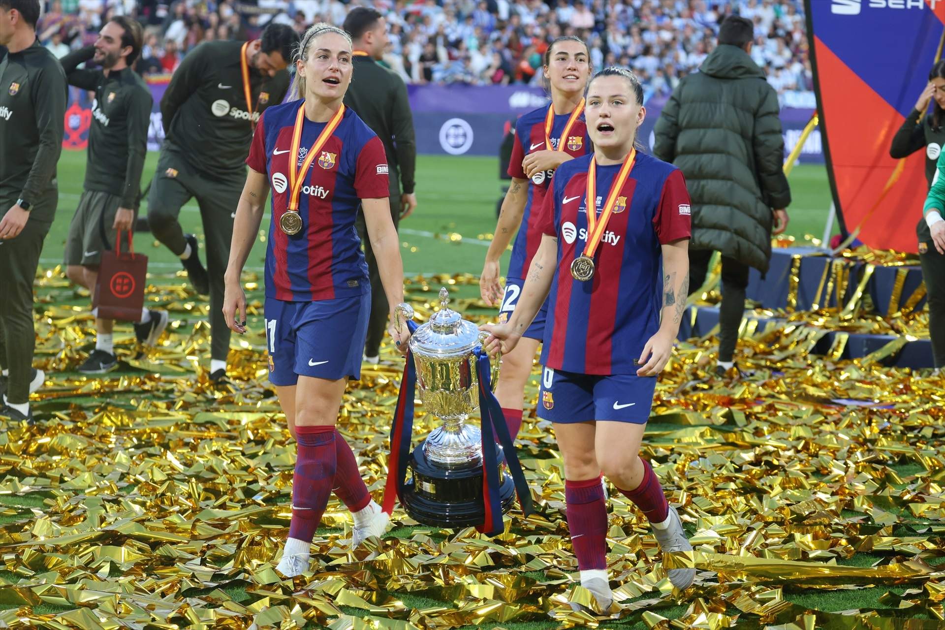 Polèmica a la final de la Copa de la Reina: les jugadores es col·loquen entre elles les medalles