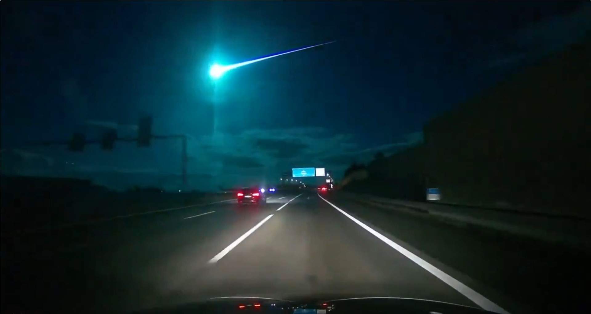 Una gran bola luminiscente sobrevuela la Península