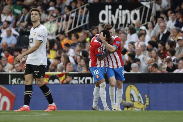 Savinho i Tsygankov celebren el gol del Girona EFE Savinho i Tsygankov celebren el gol del Girona EFE