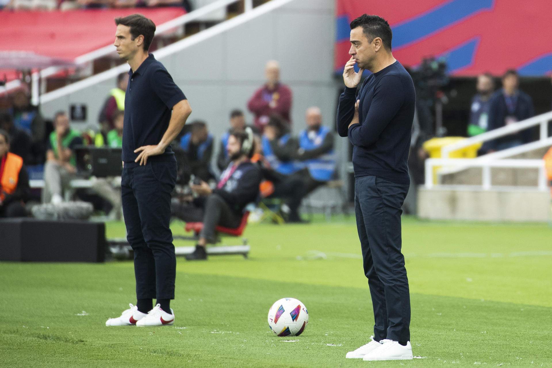 Sentenciado por Flick, no sigue en el Barça a pesar de ser la estrella con Xavi Hernández