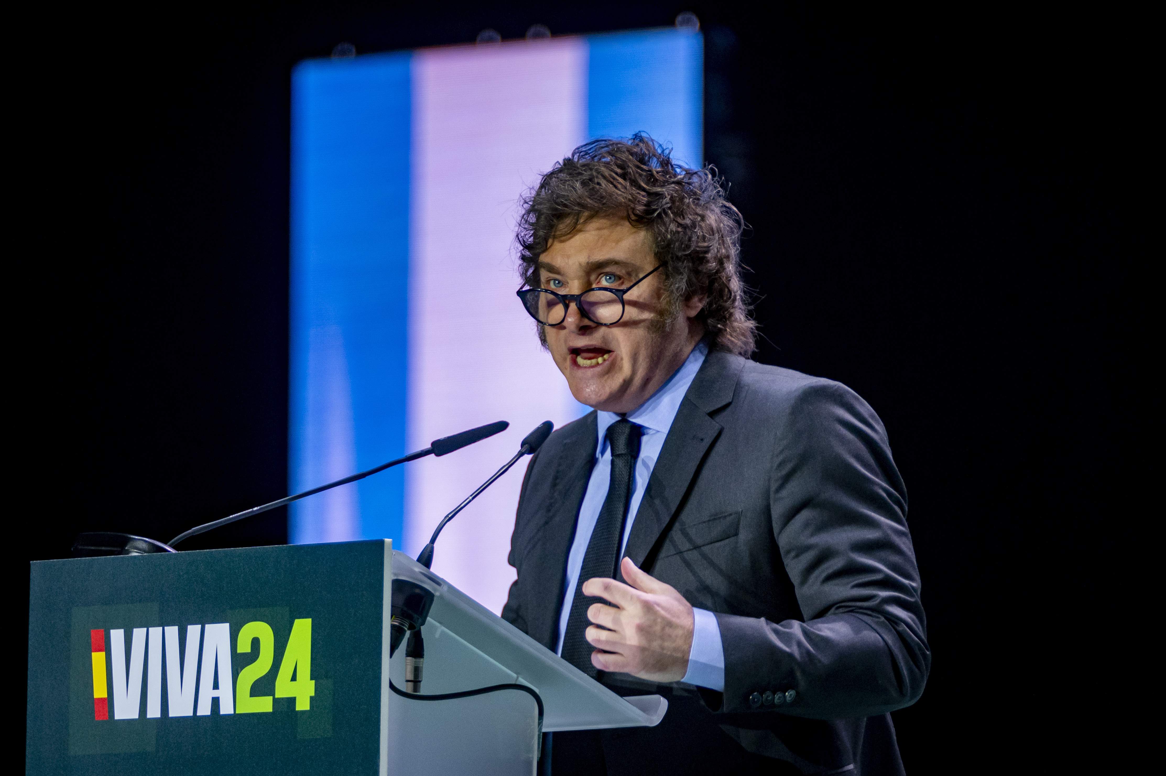 Milei se niega a disculparse y contraataca: "Sánchez trabaja alineado con el kirchnerismo"