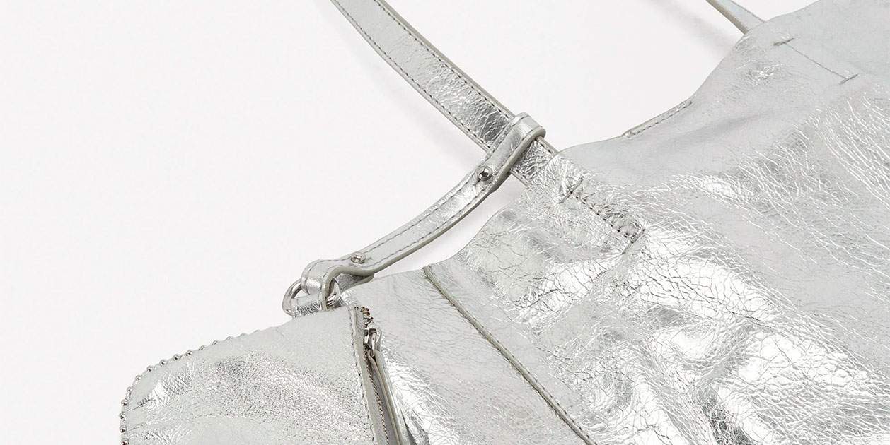 Nos llevamos puesto el bolso shooper metalizado personalizable de Parfois