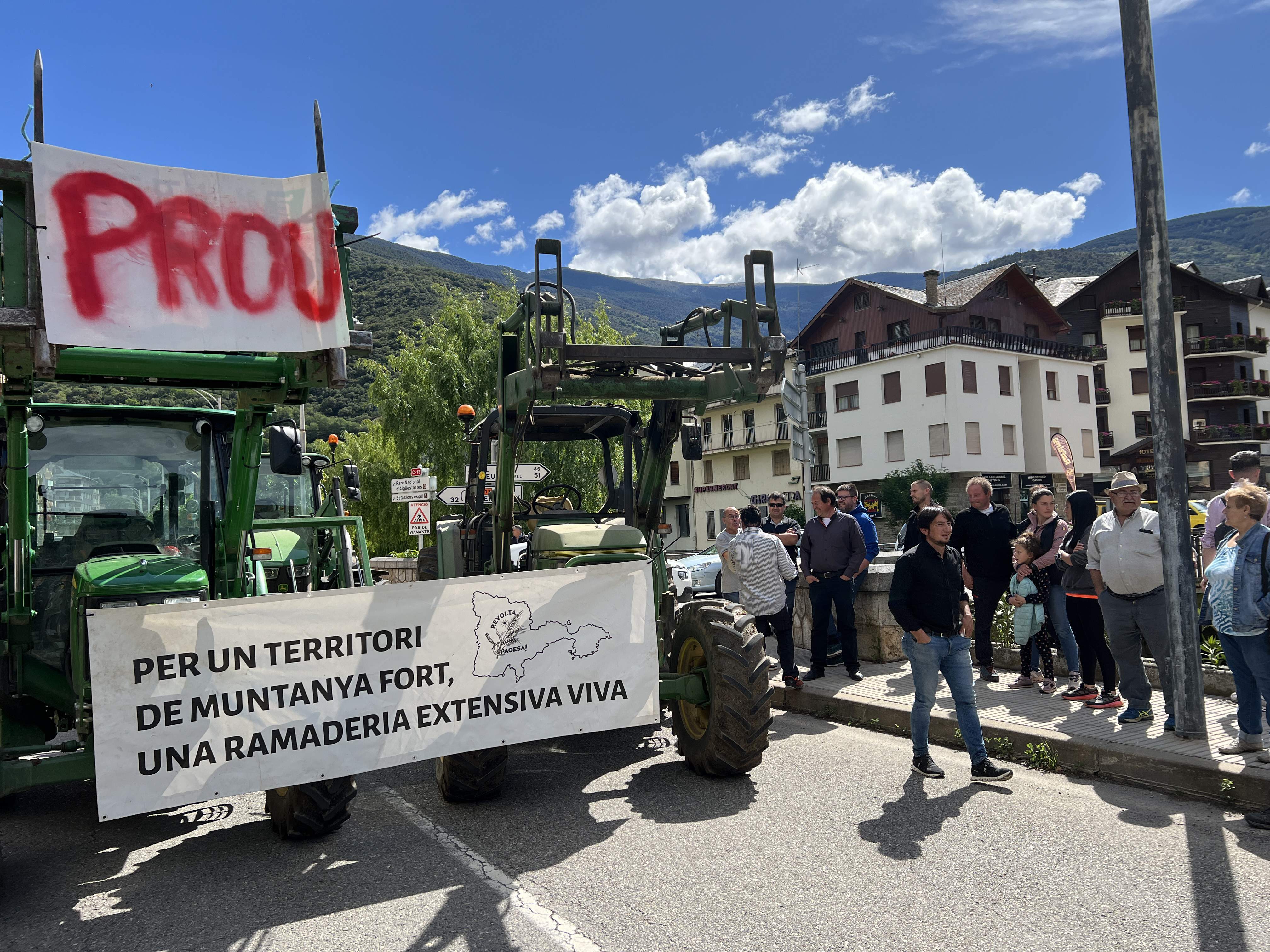 Los ganaderos continúan en pie de guerra contra los osos en el Pirineo y cortan la C-13 en Sort