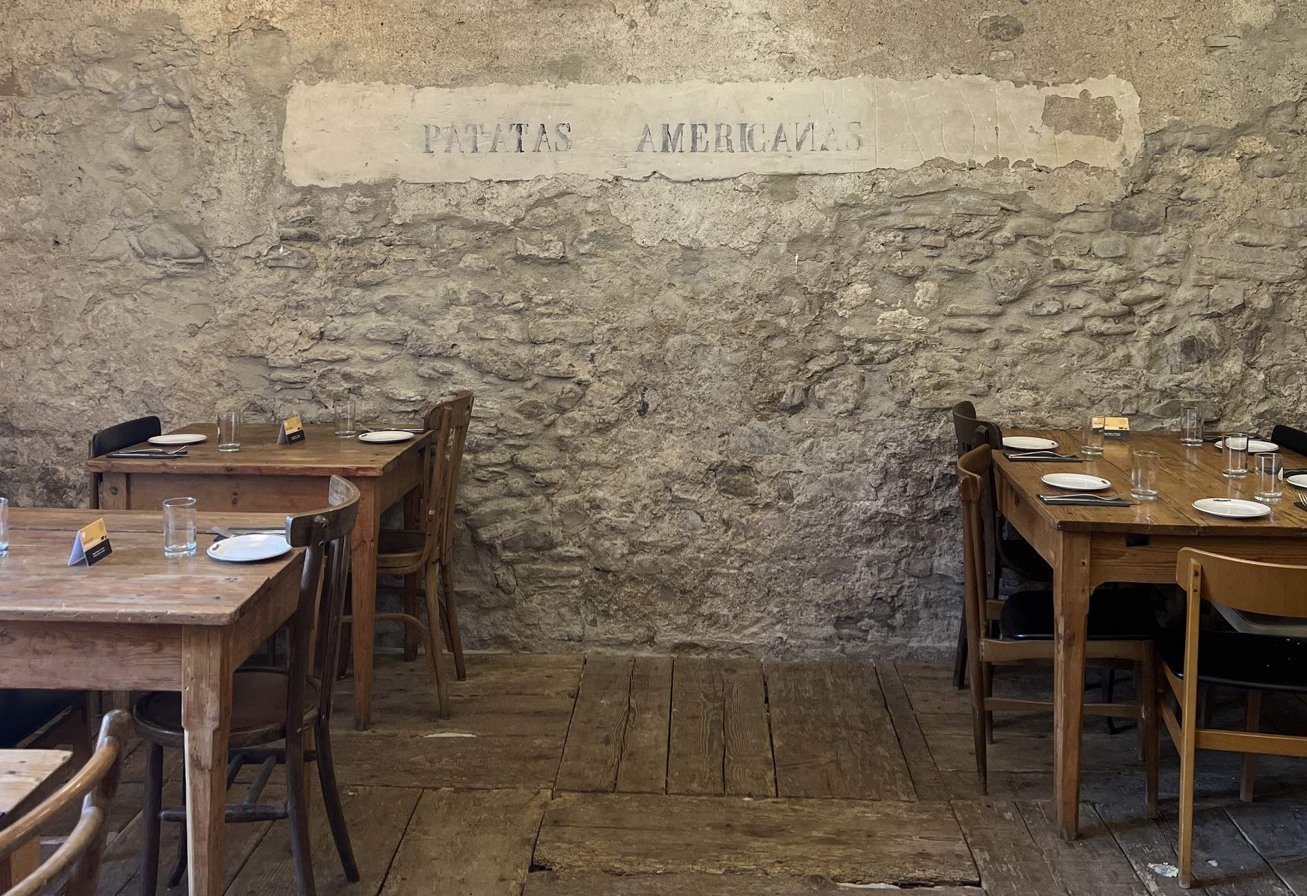 El restaurante de Vic que se sitúa en unos bajos señoriales con platos de todas partes