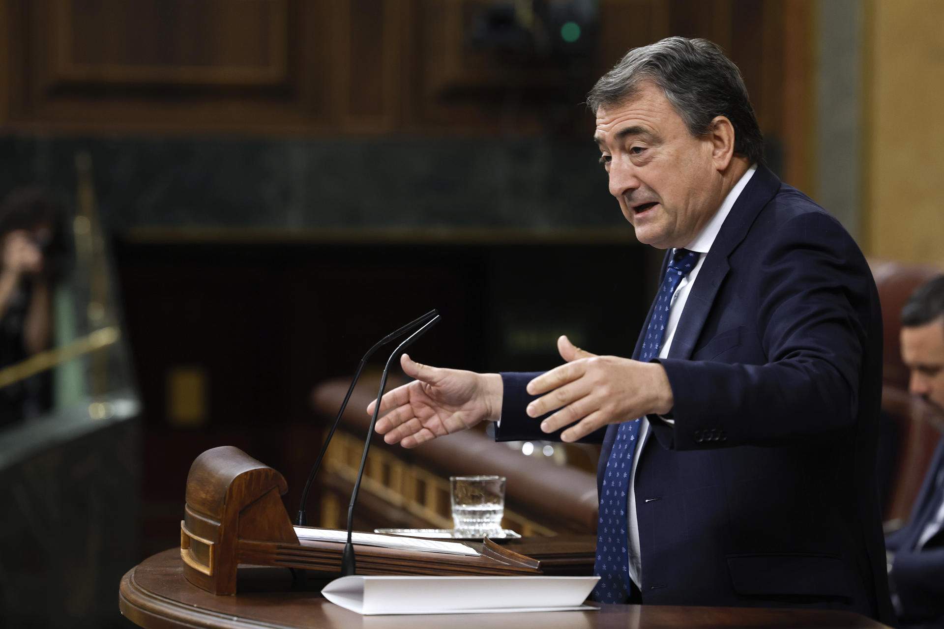 El PNV decide ir con pies de plomo con el PSOE ante el temor a que aparezcan "otros audios"