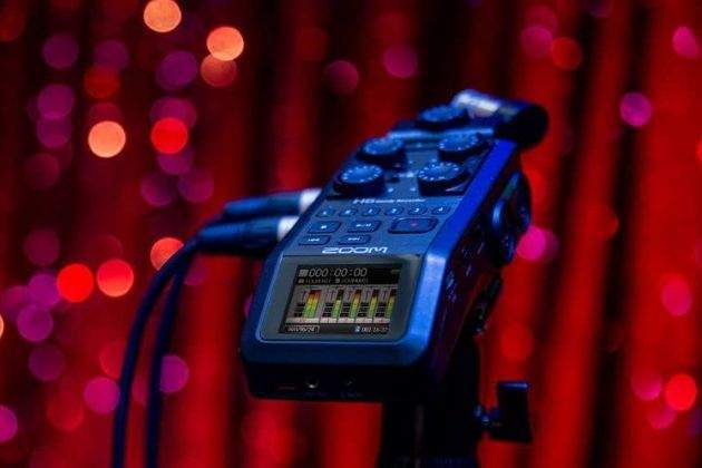 Con cuatro entradas XLRTRS combo y dos entradas adicionales, puedes grabar múltiples fuentes de sonido a la vez.
