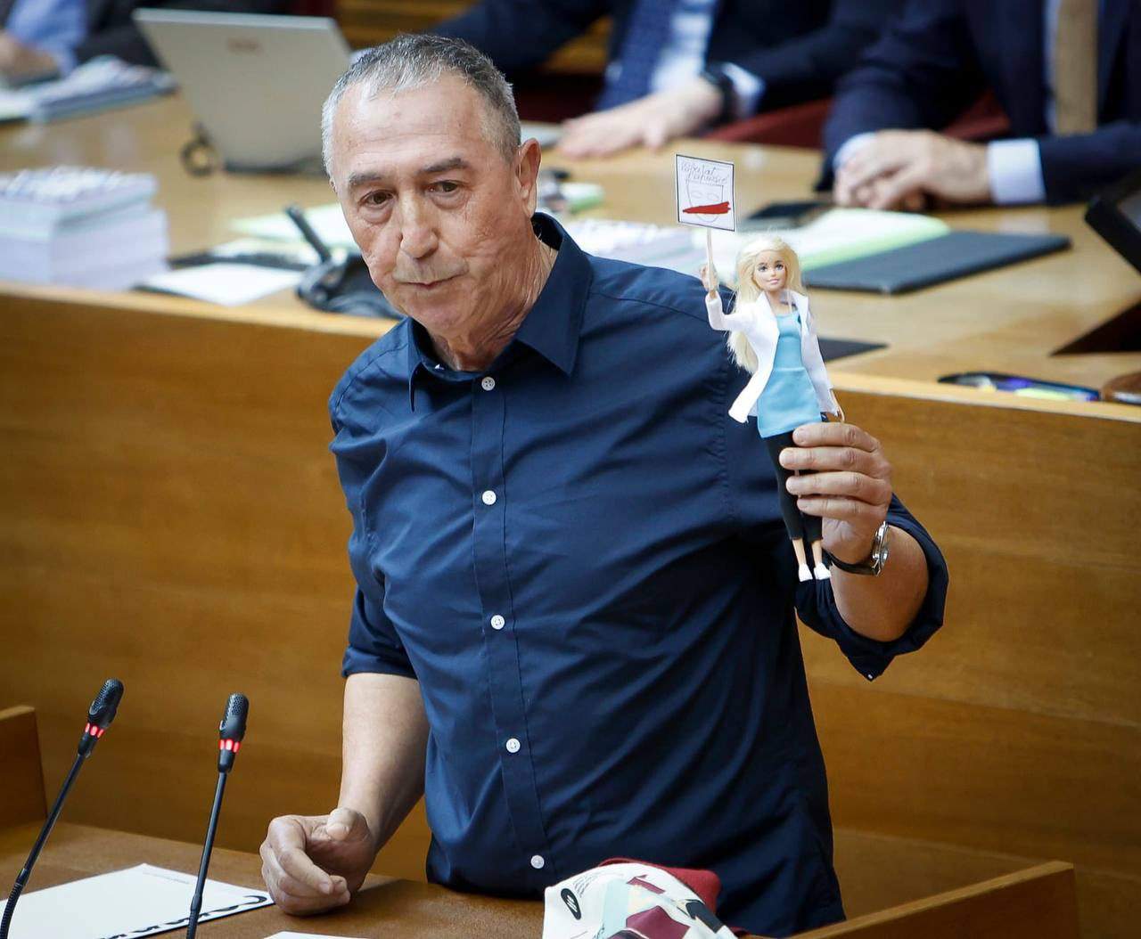Baldoví lleva una Barbie "censurada" a Les Corts para atizar a Vox