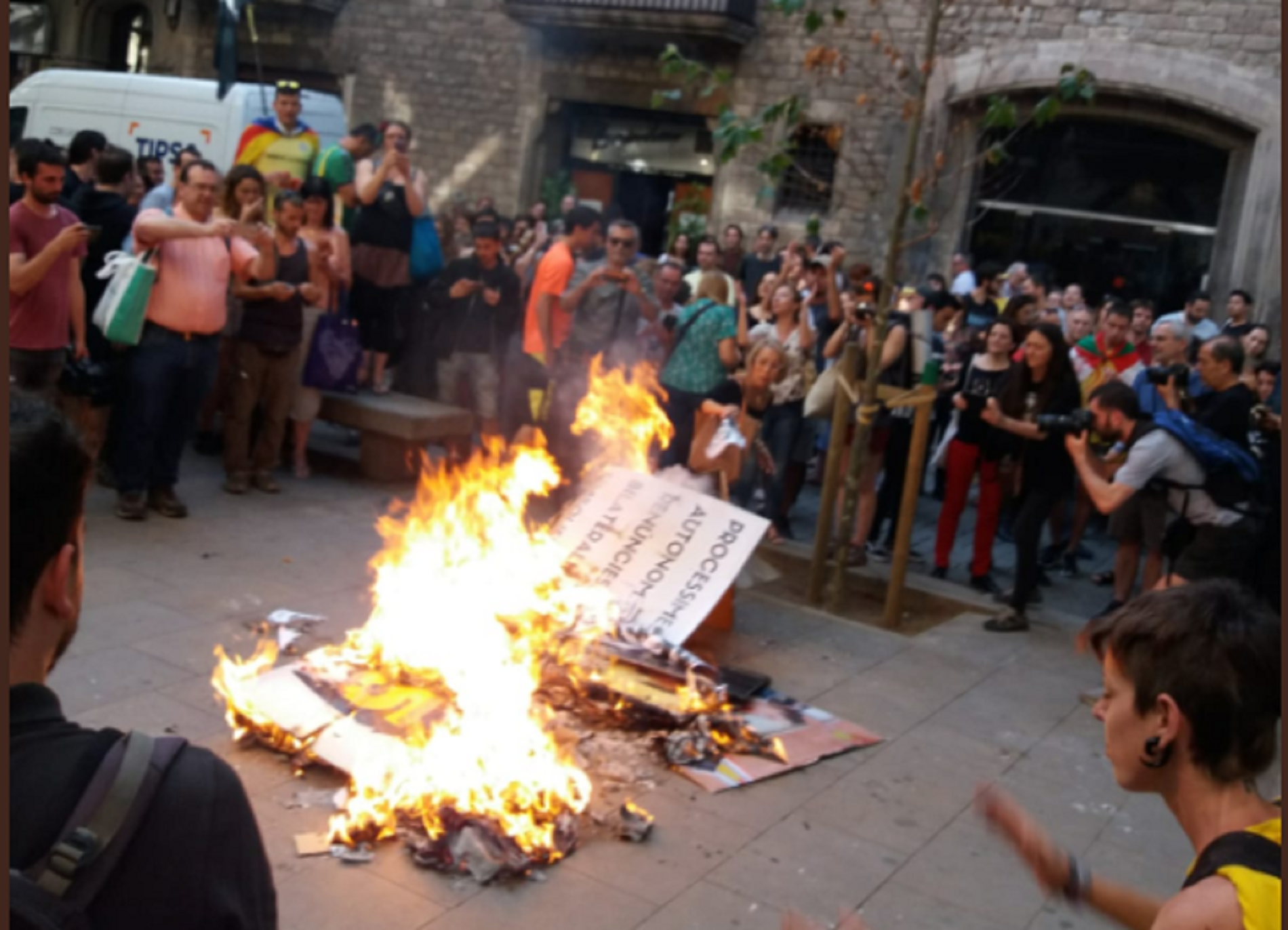 Cremen fotos del Rei i els dirigents del 155 en un acte pels joves d'Altsasu