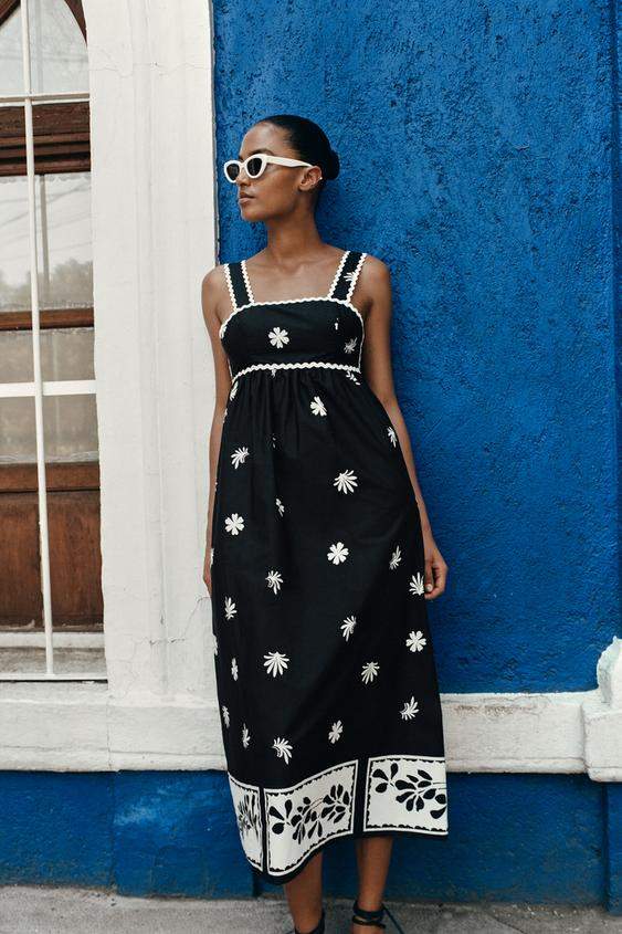 Ya tenemos en casa el vestido midi estampado de Zara favorito de las expertas en moda