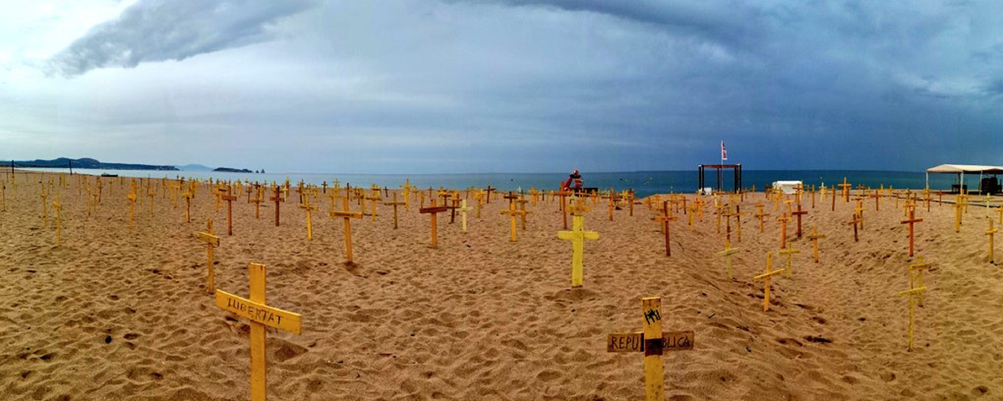 Vídeo: Macroplantada de creus a la Costa Brava