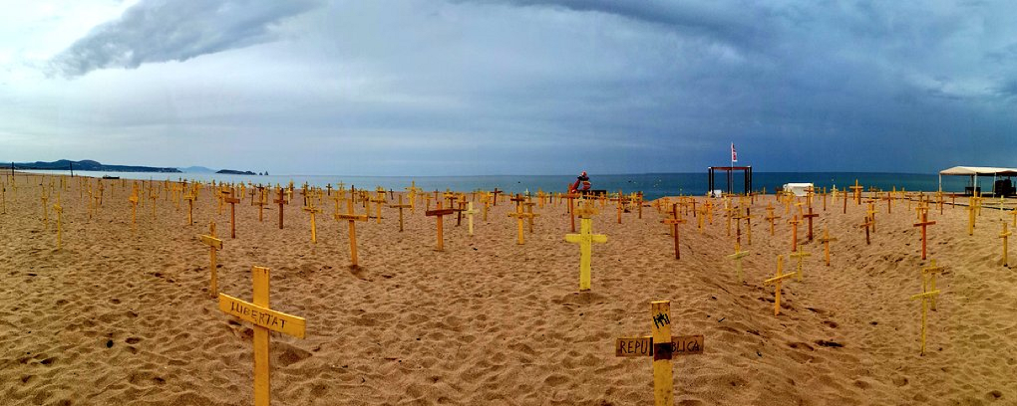 Vídeo: Macroplantada de cruces en la Costa Brava