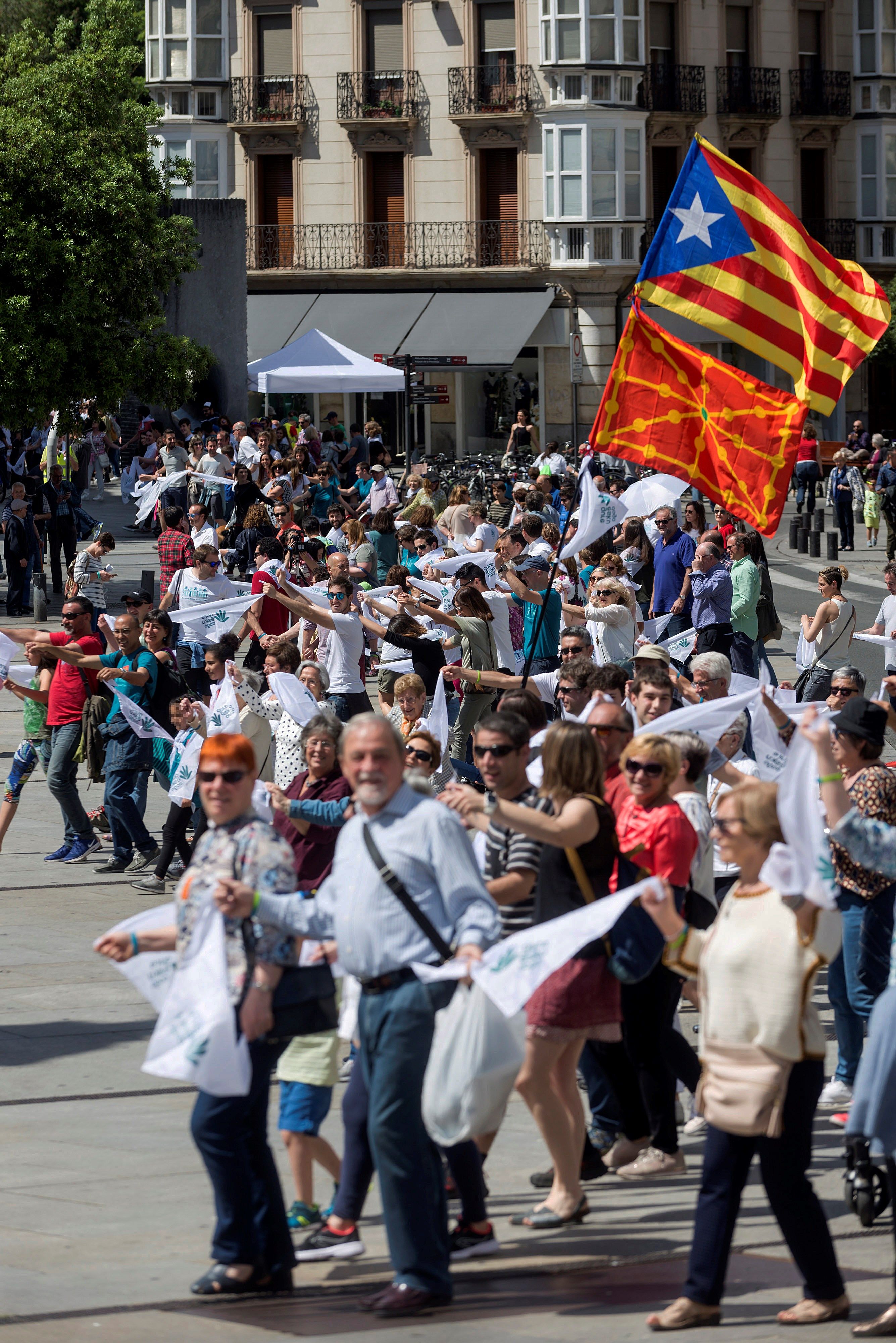 Esteladas y pañuelos amarillos en la cadena vasca por el derecho a decidir