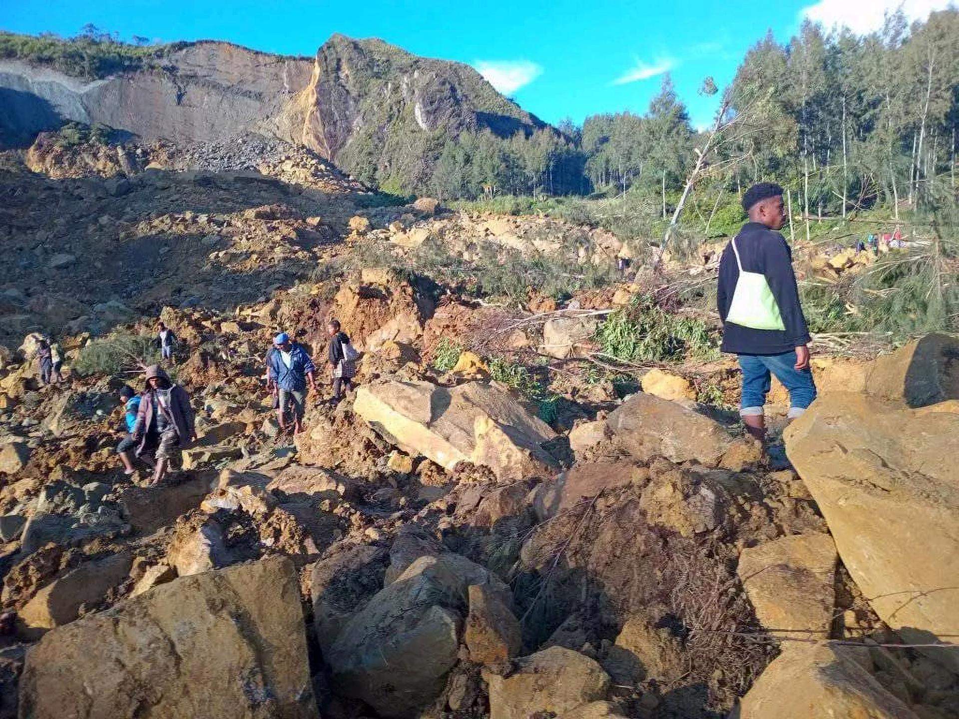 Al menos 300 personas enterradas por una avalancha de tierra en Papúa Nueva Guinea