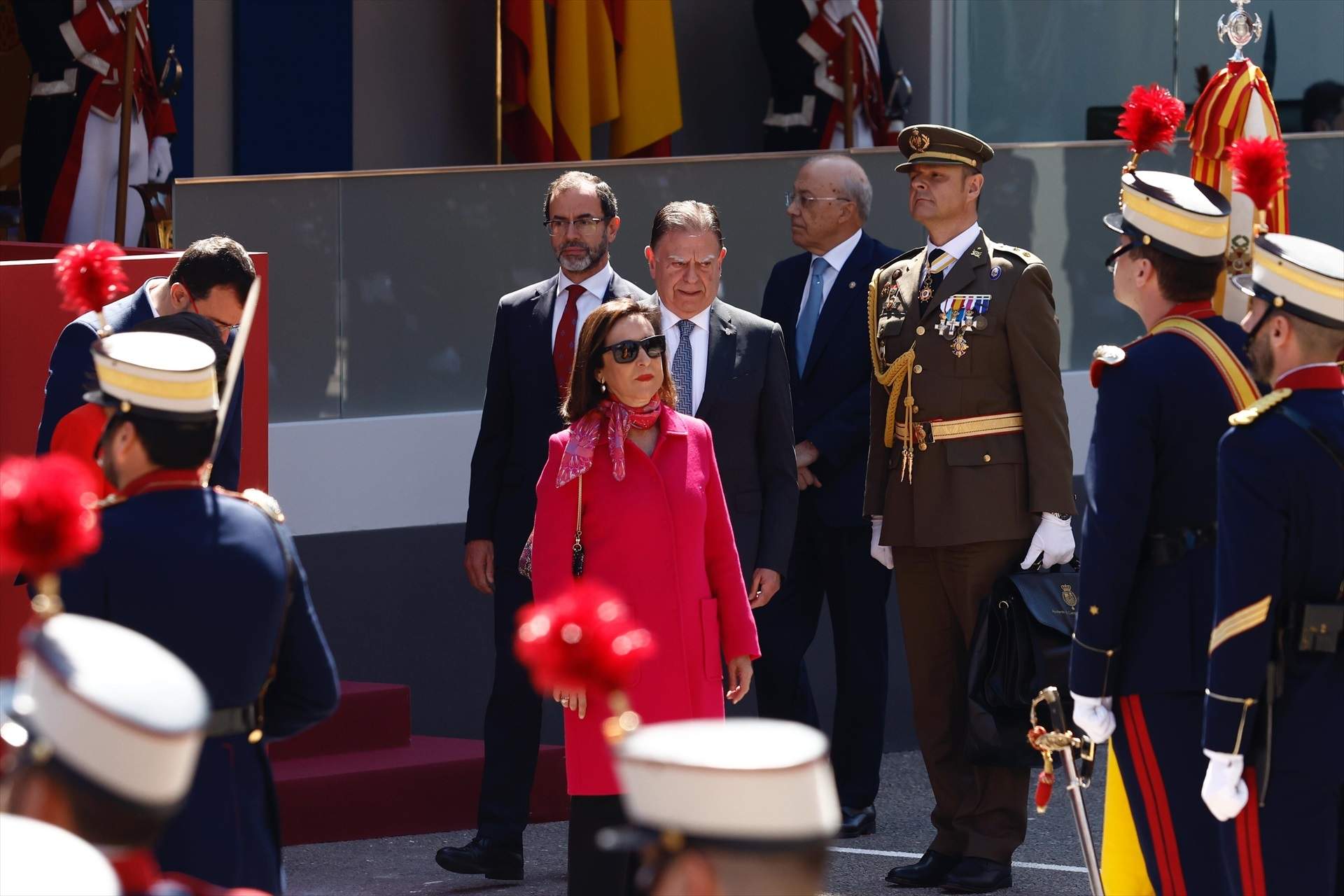 Xiulades i esbroncades a Margarita Robles en la desfilada de les Forces Armades a Oviedo